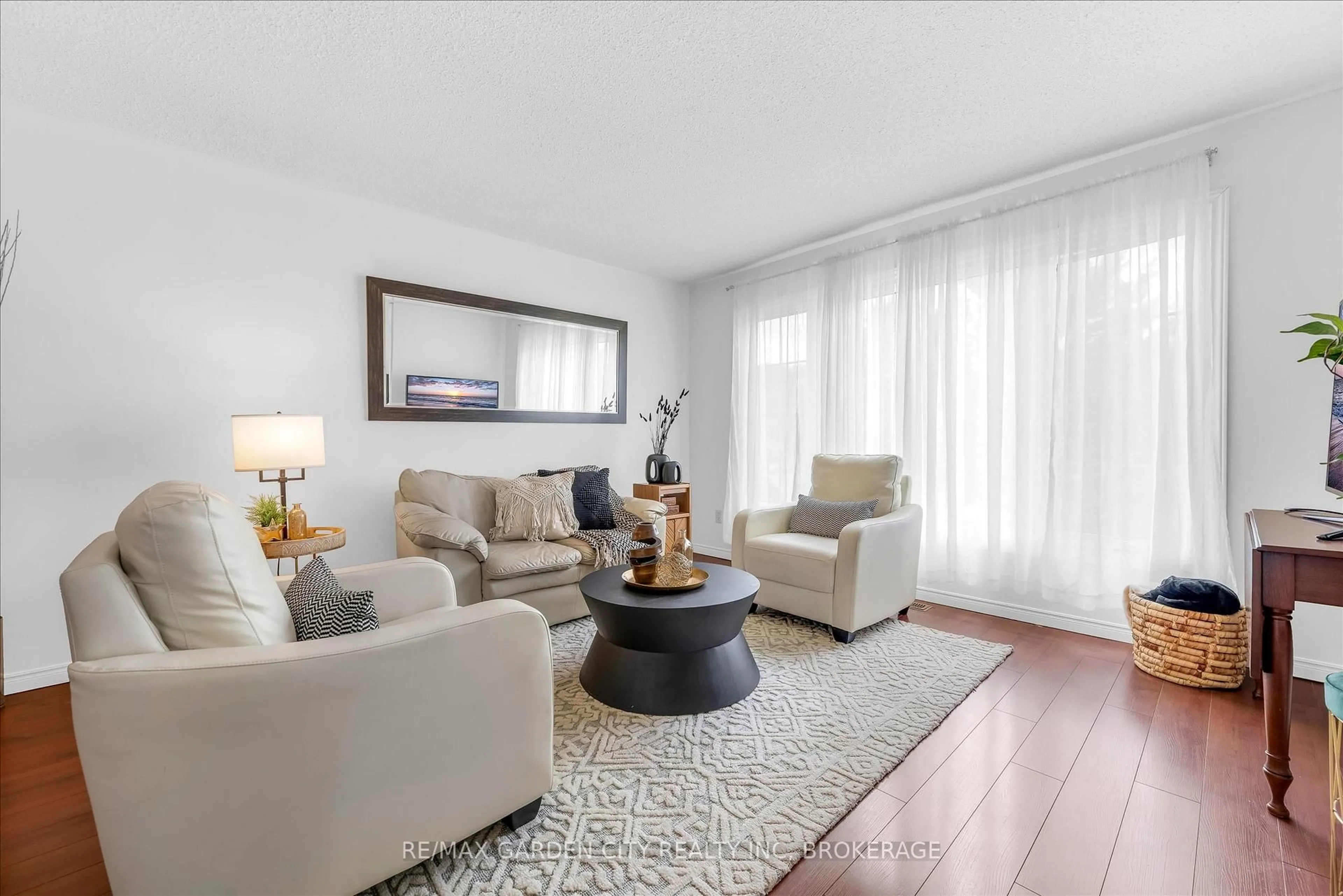 Living room with furniture, wood/laminate floor for 3920 Old Orchard Way, Lincoln Ontario L0R 2C0
