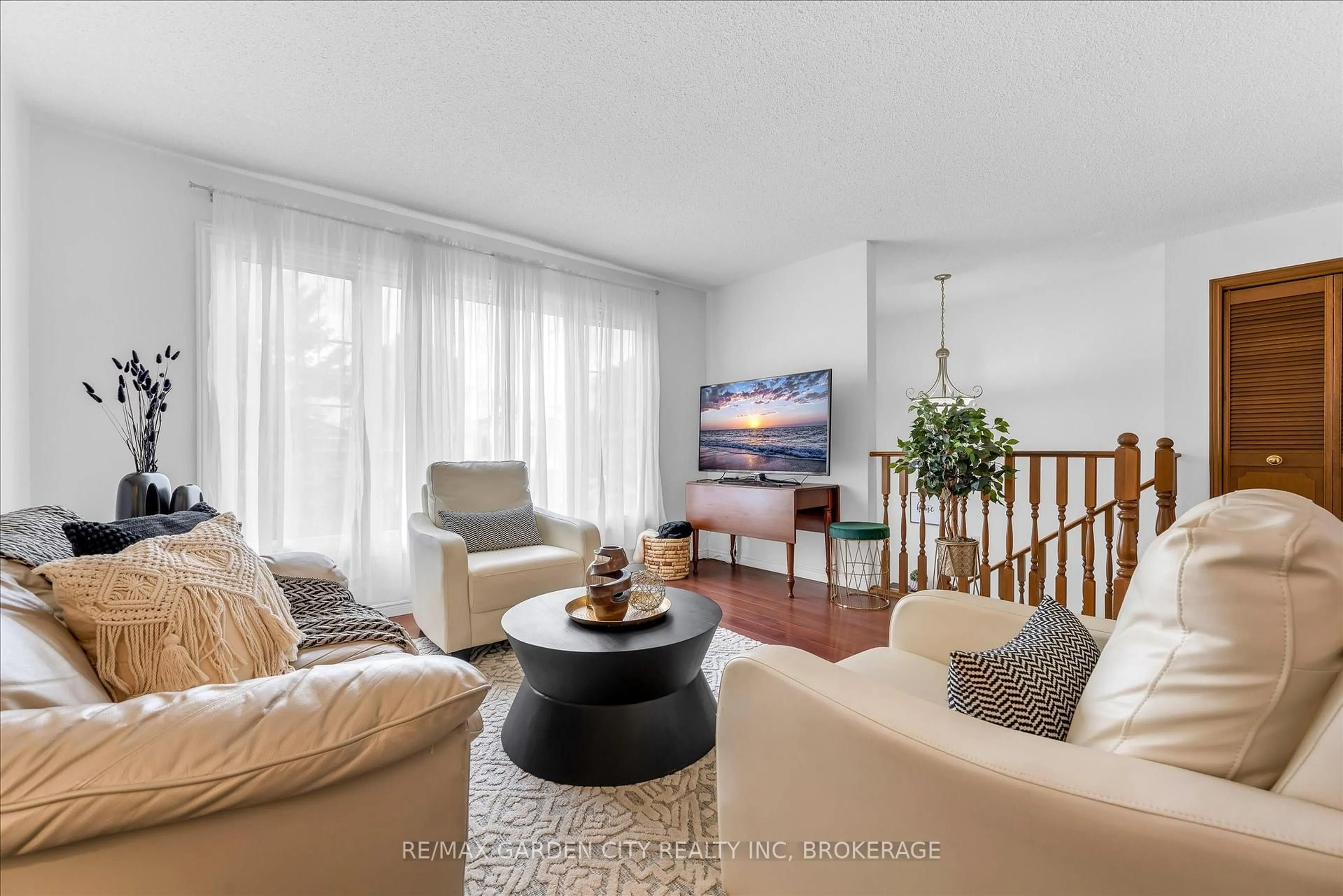 Living room with furniture, unknown for 3920 Old Orchard Way, Lincoln Ontario L0R 2C0