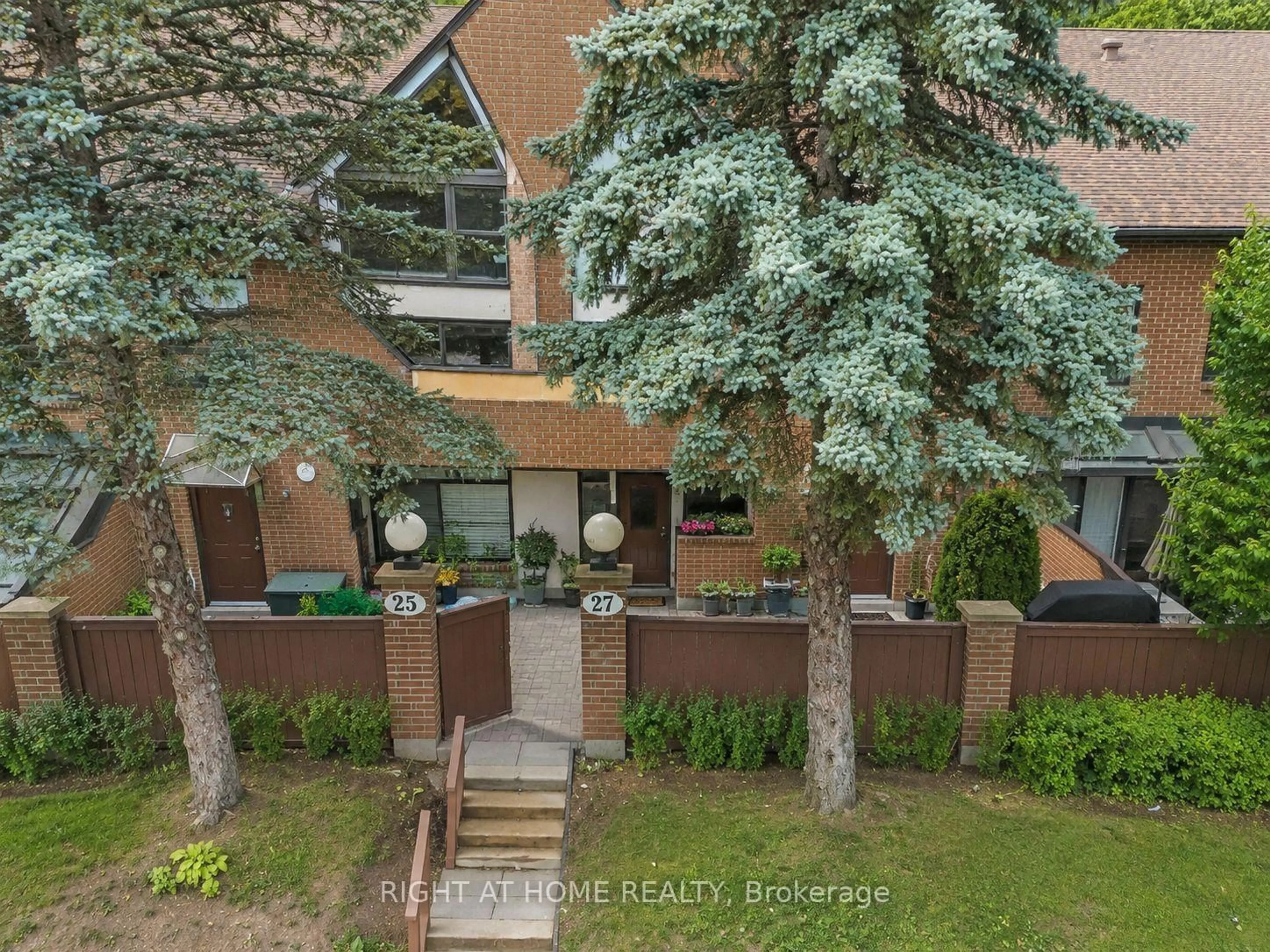A pic from outside/outdoor area/front of a property/back of a property/a pic from drone, unknown for 100 Hillside Dr #27, Ottawa Ontario K1K 4J1