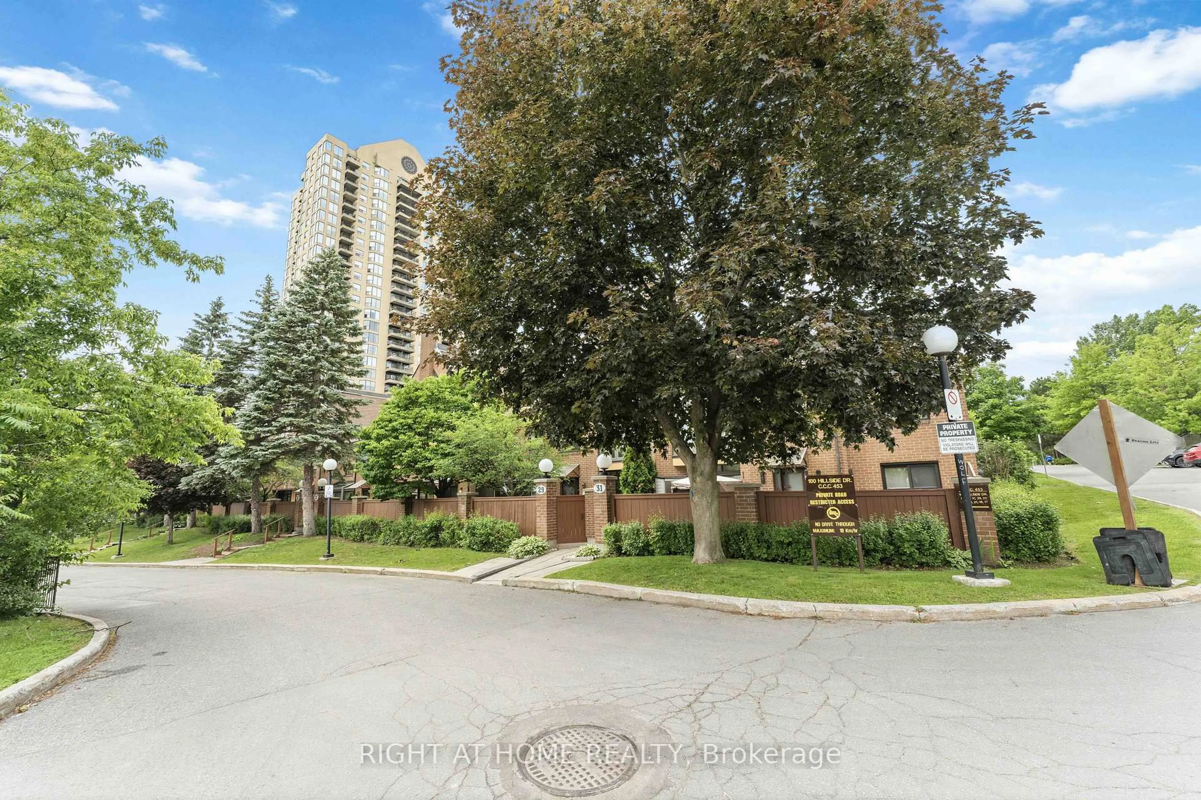 Patio, unknown for 100 Hillside Dr #27, Ottawa Ontario K1K 4J1