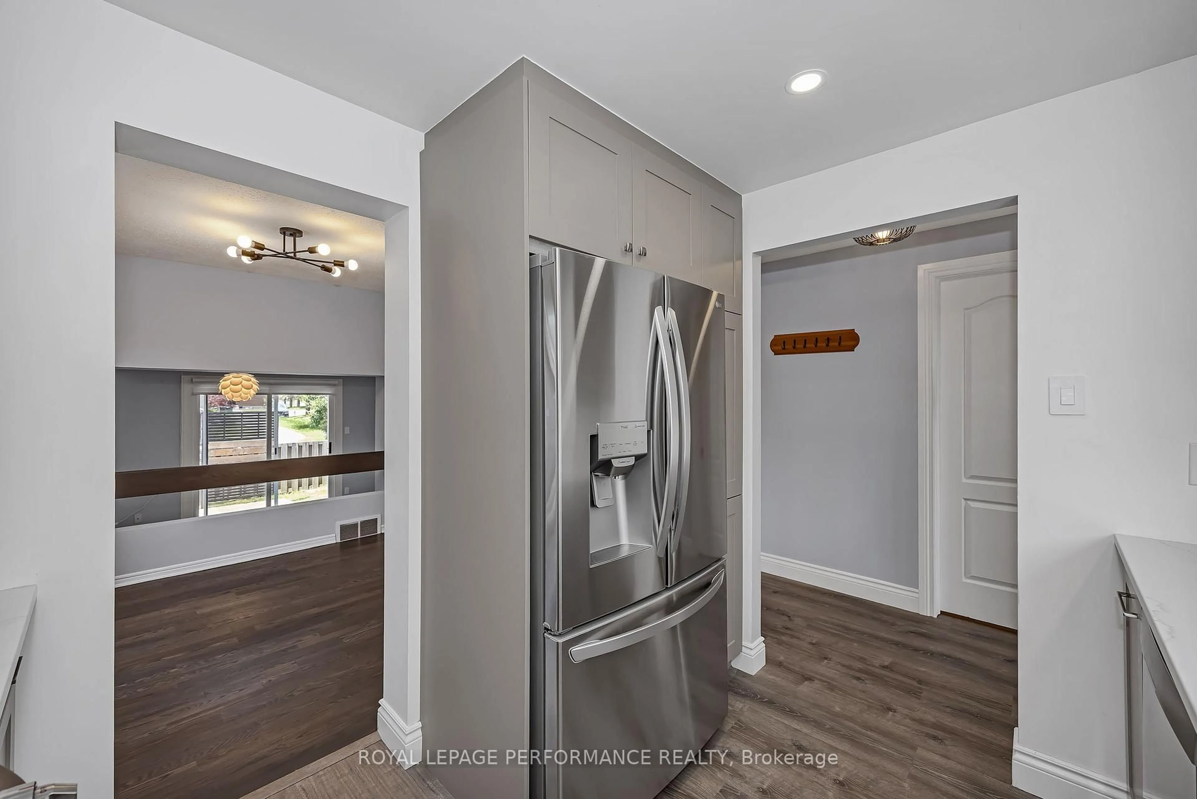 Indoor entryway for 1780 Lamoureux Dr #A, Ottawa Ontario K1E 2N4