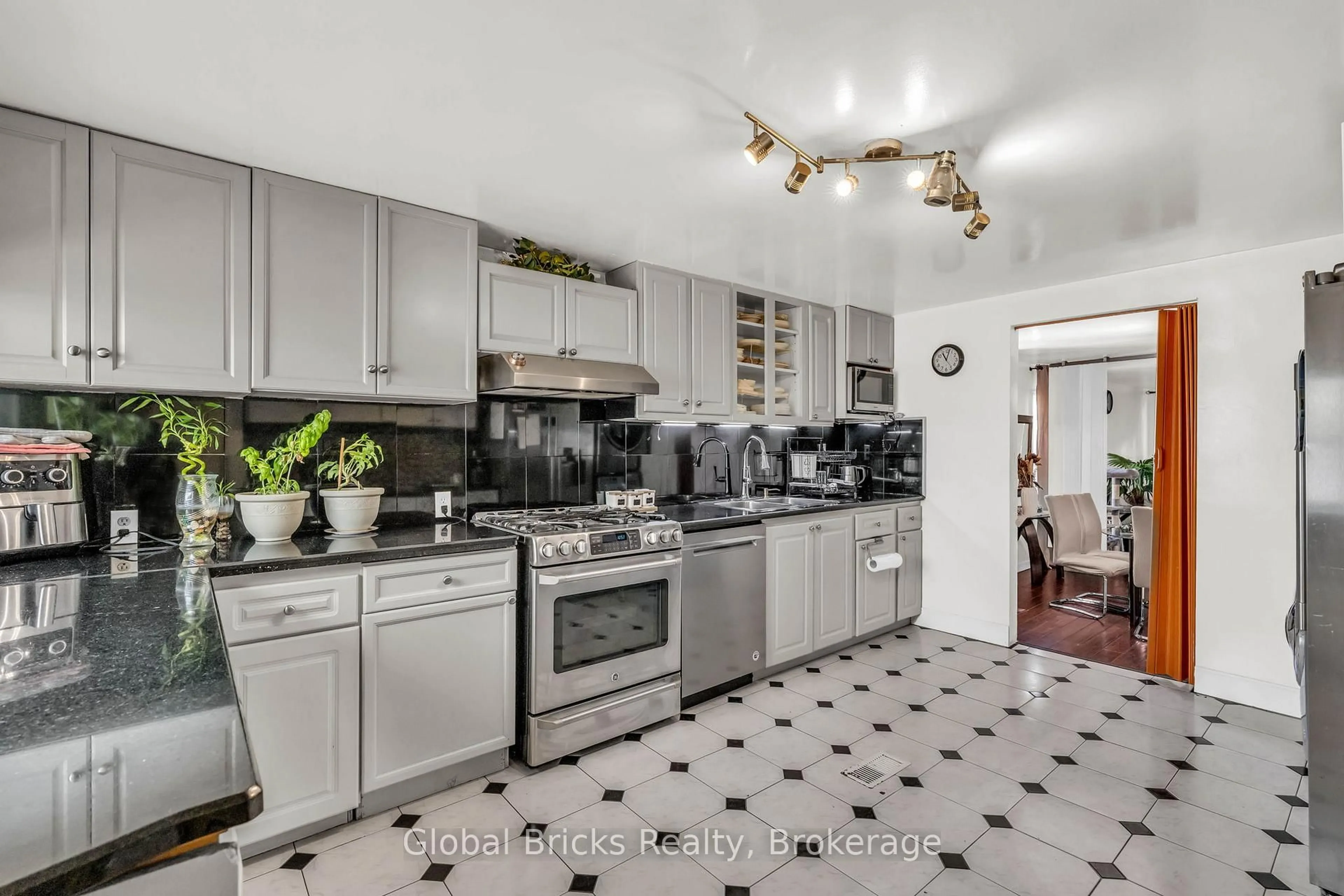 Open concept kitchen, ceramic/tile floor for 277 Short Ave, London East Ontario N5W 1W3