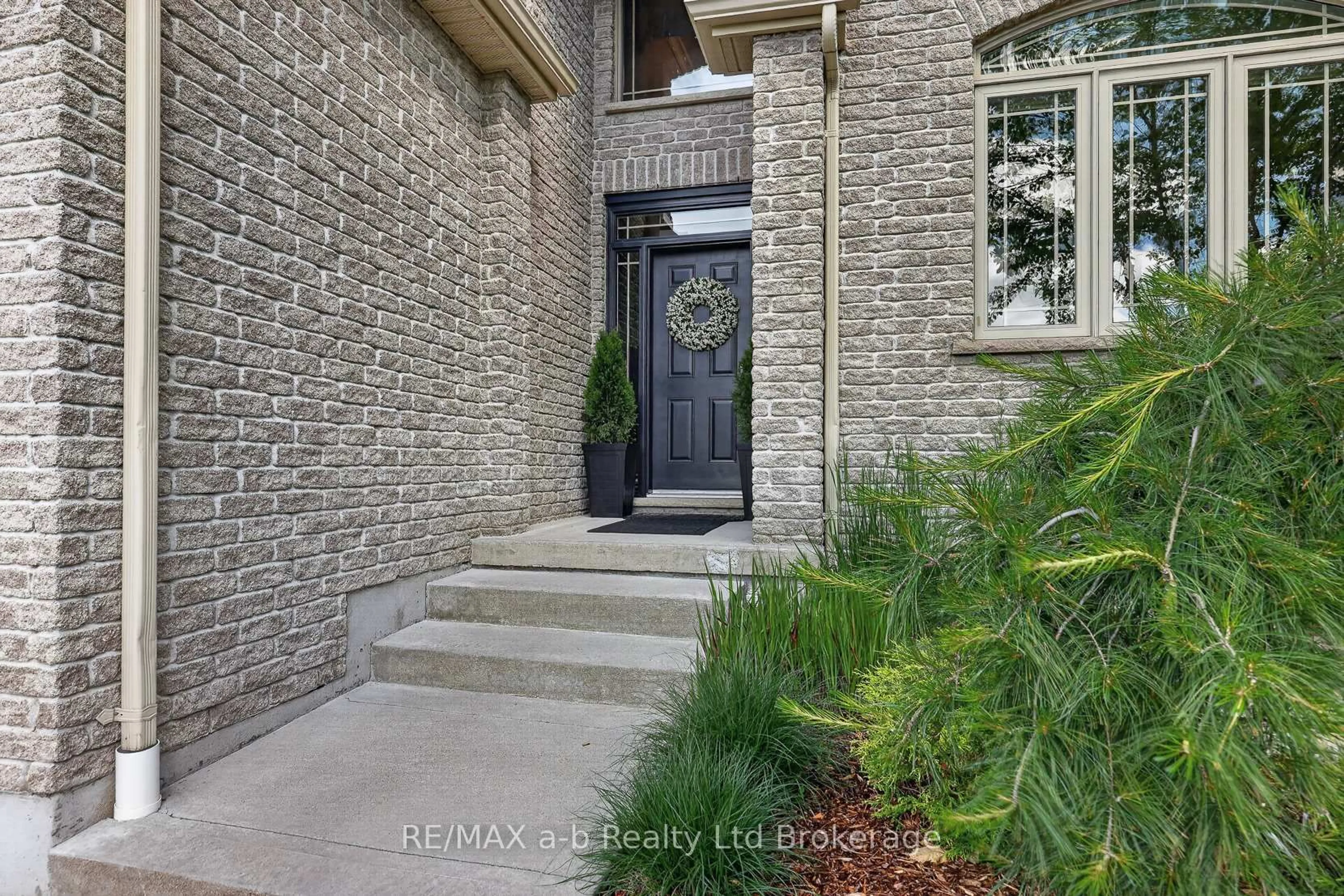 Indoor entryway for 535 Crestwood Crt, Woodstock Ontario N4T 0B9