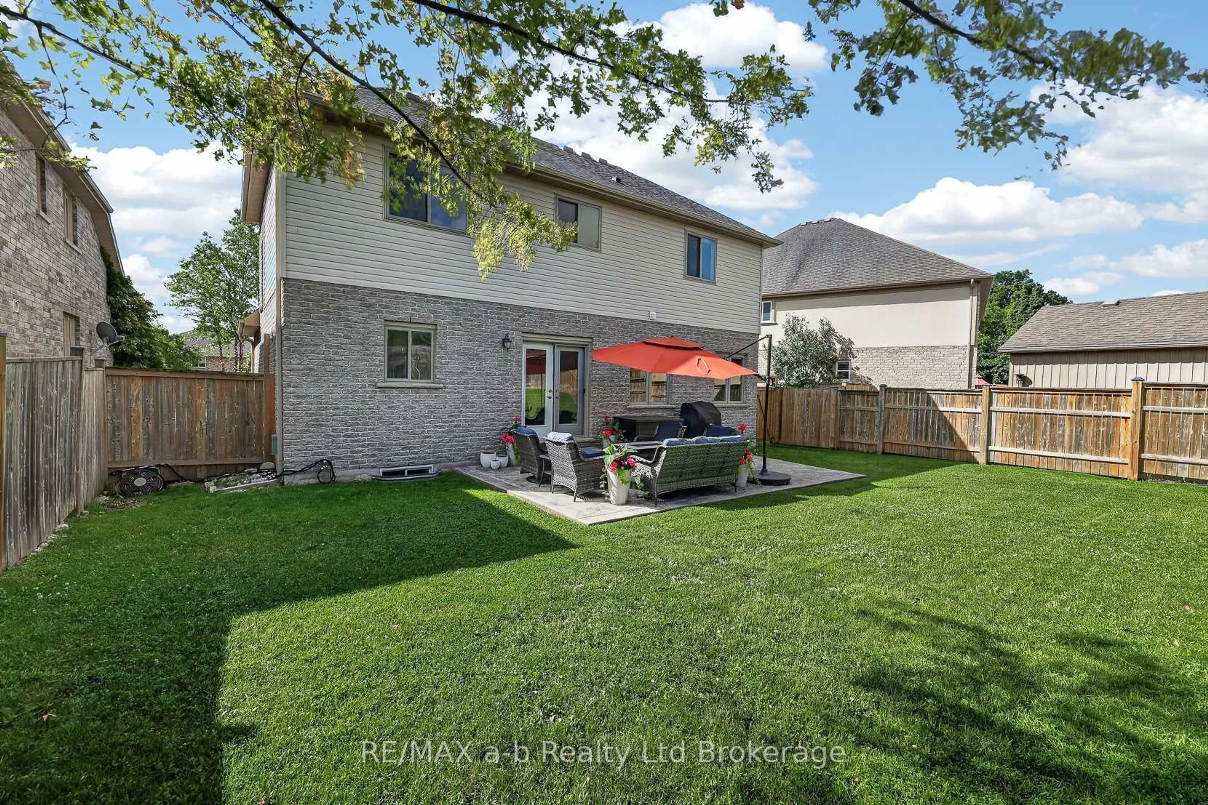 Patio, street for 535 Crestwood Crt, Woodstock Ontario N4T 0B9