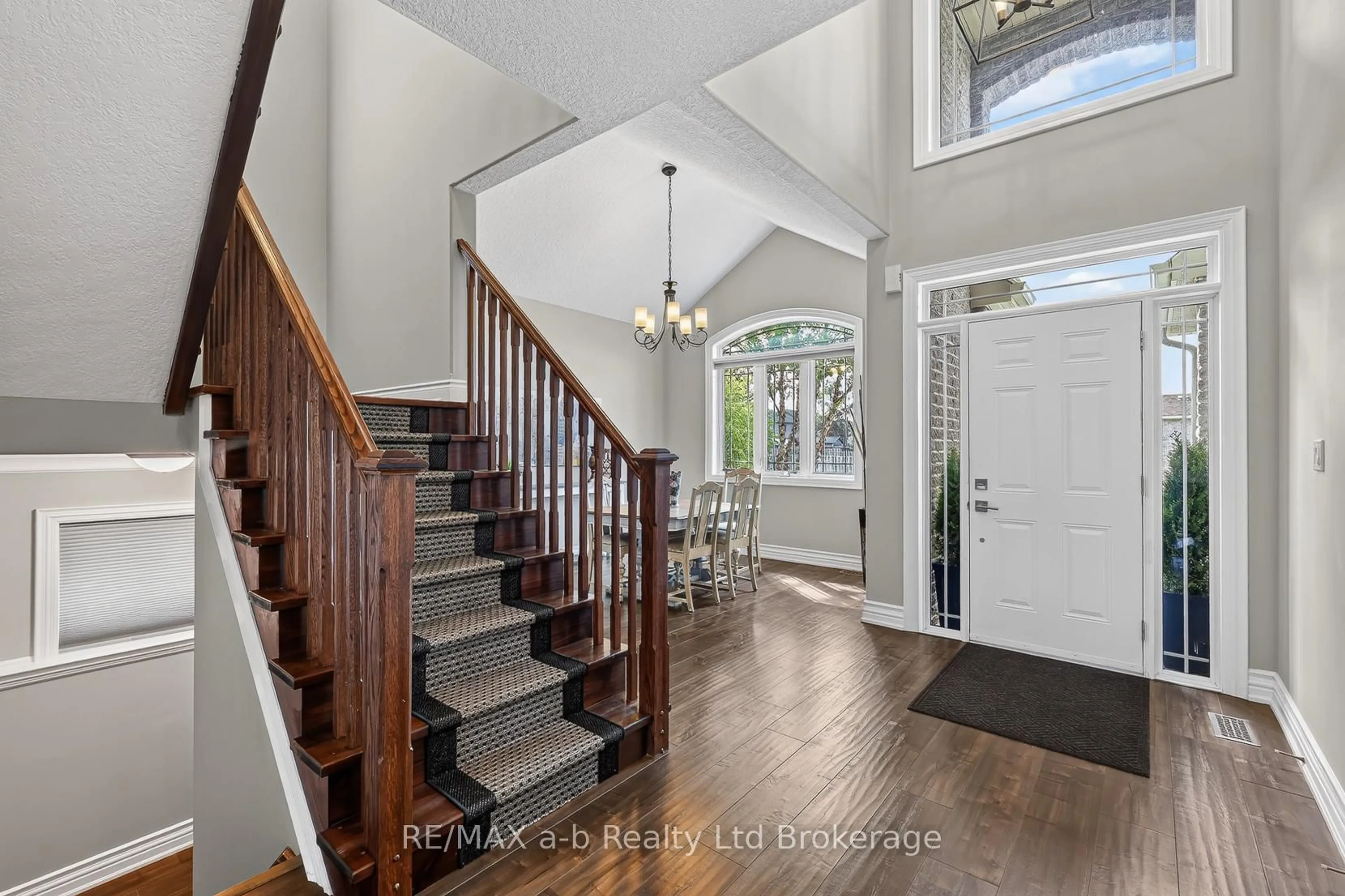 Indoor entryway for 535 Crestwood Crt, Woodstock Ontario N4T 0B9