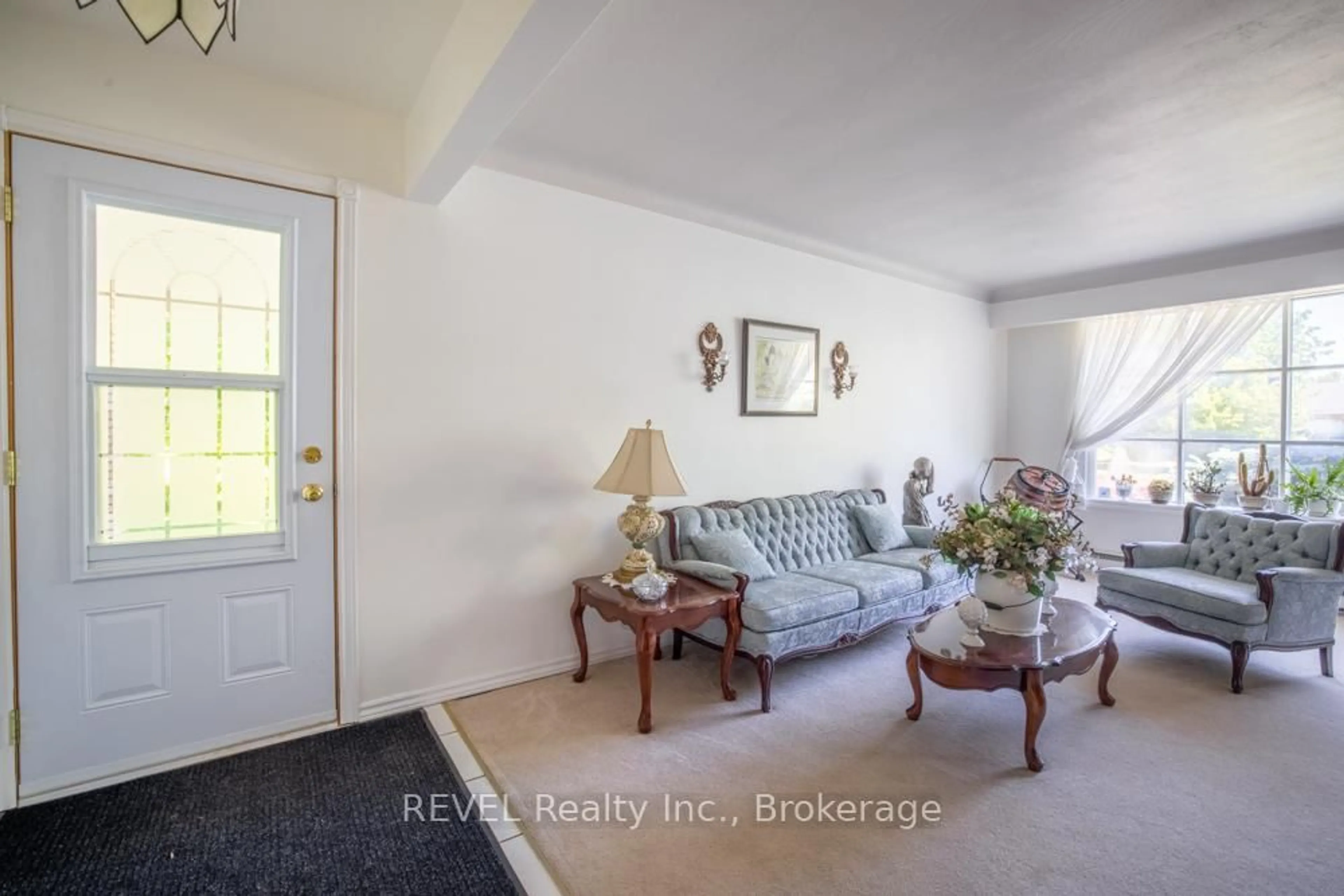 Indoor entryway for 42 St George Crt, Fort Erie Ontario L0S 1B0