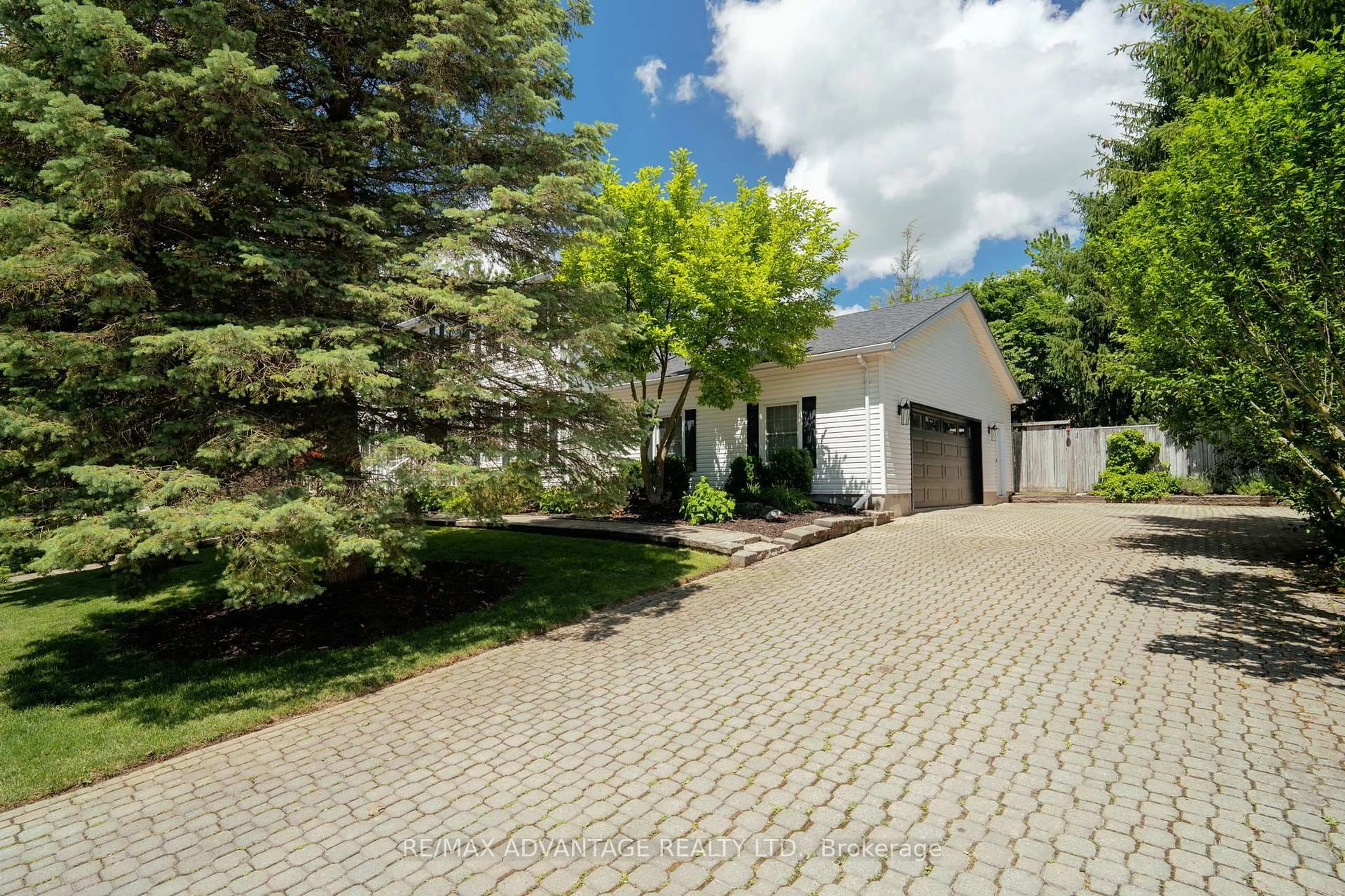 A pic from outside/outdoor area/front of a property/back of a property/a pic from drone, street for 38 Dissing Cres, London North Ontario N6H 5M3