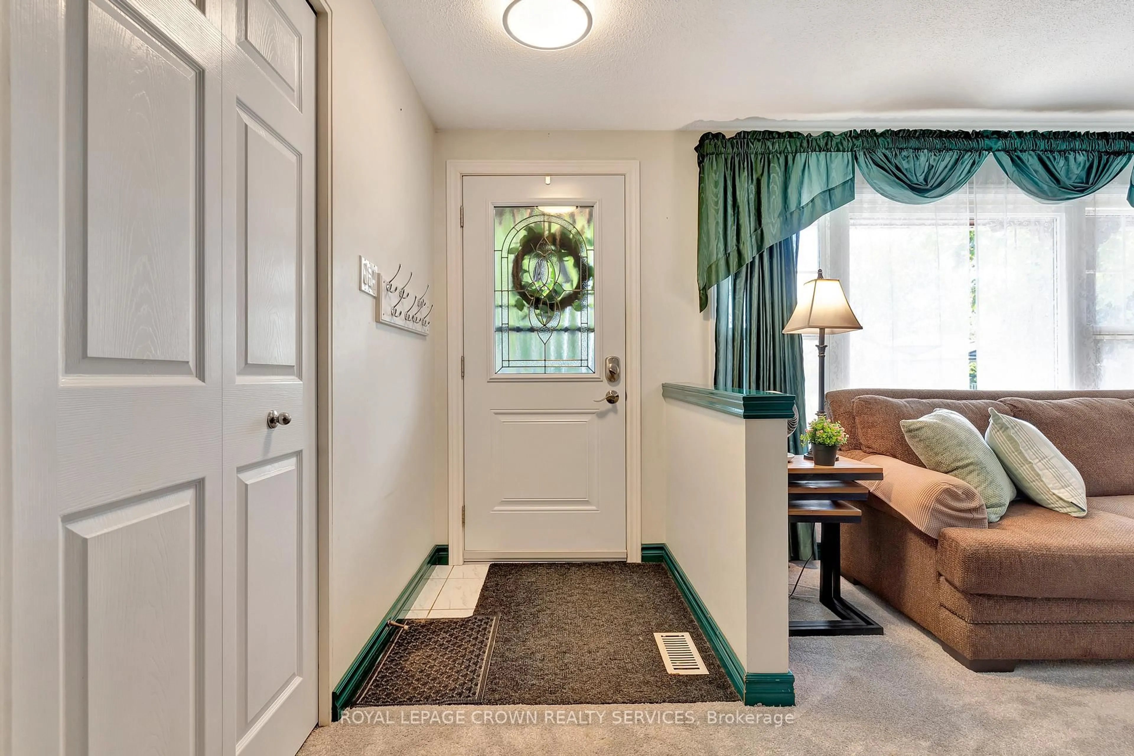 Indoor entryway for 98 Belwood Cres, Kitchener Ontario N2C 1Z3