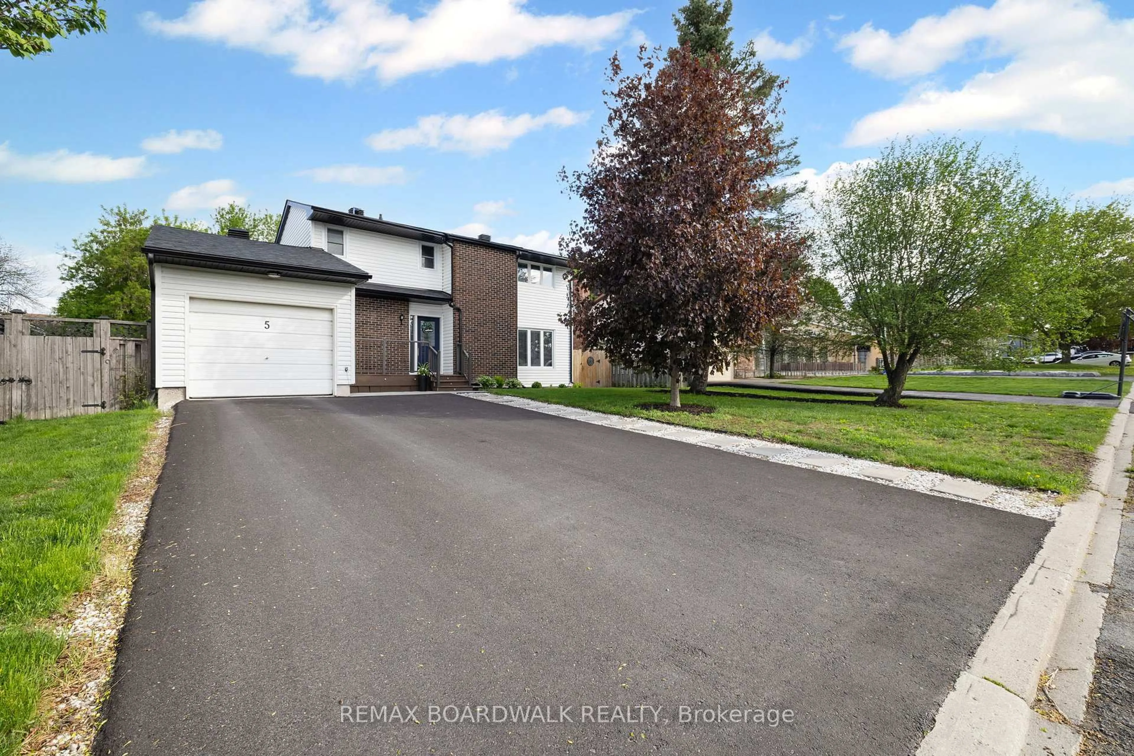 A pic from outside/outdoor area/front of a property/back of a property/a pic from drone, street for 5 Clay St, Almonte Ontario K0A 1A0