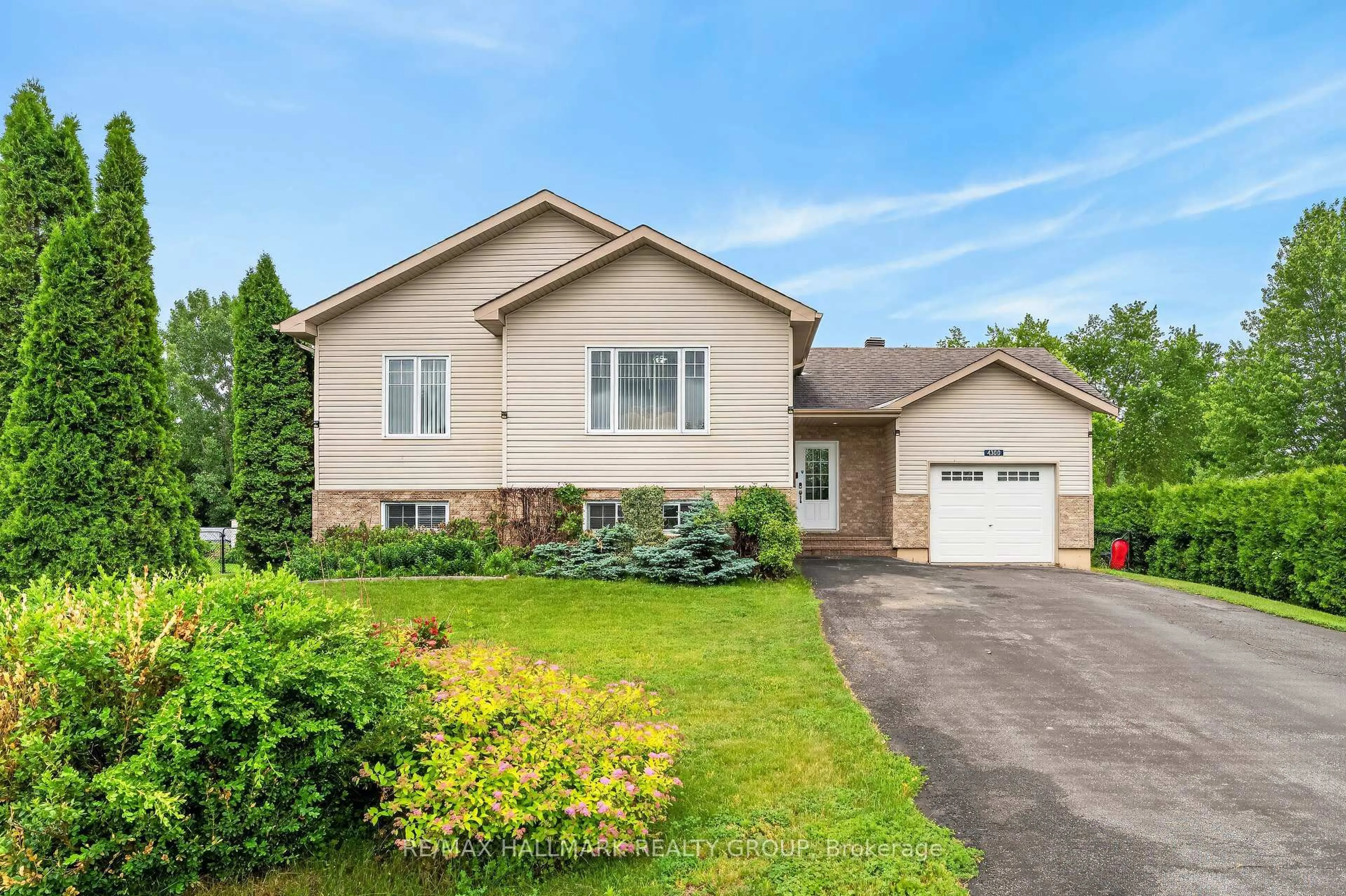 Home with vinyl exterior material, street for 4300 Schell St, South Dundas Ontario K0C 2H0