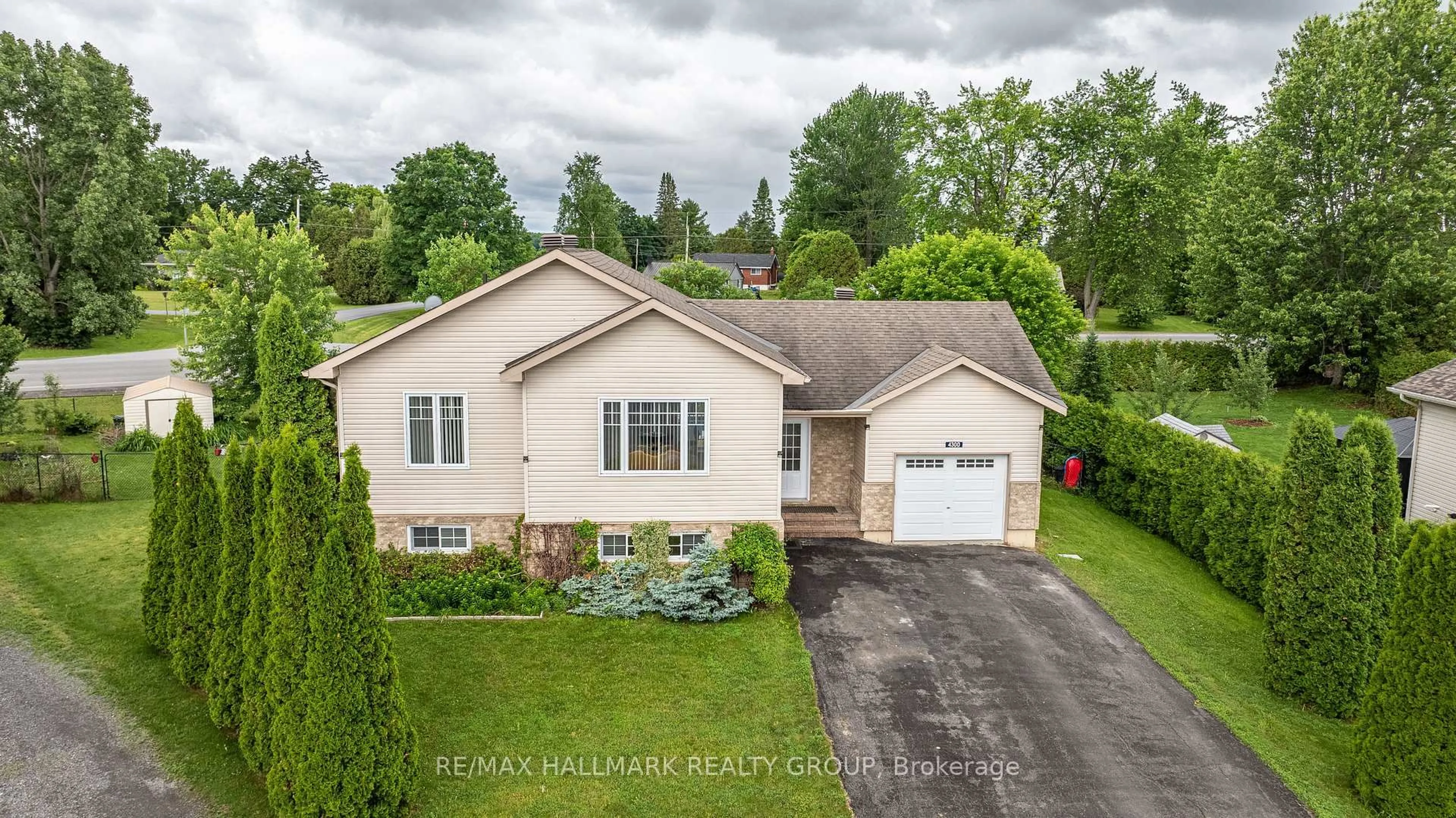 A pic from outside/outdoor area/front of a property/back of a property/a pic from drone, street for 4300 Schell St, South Dundas Ontario K0C 2H0