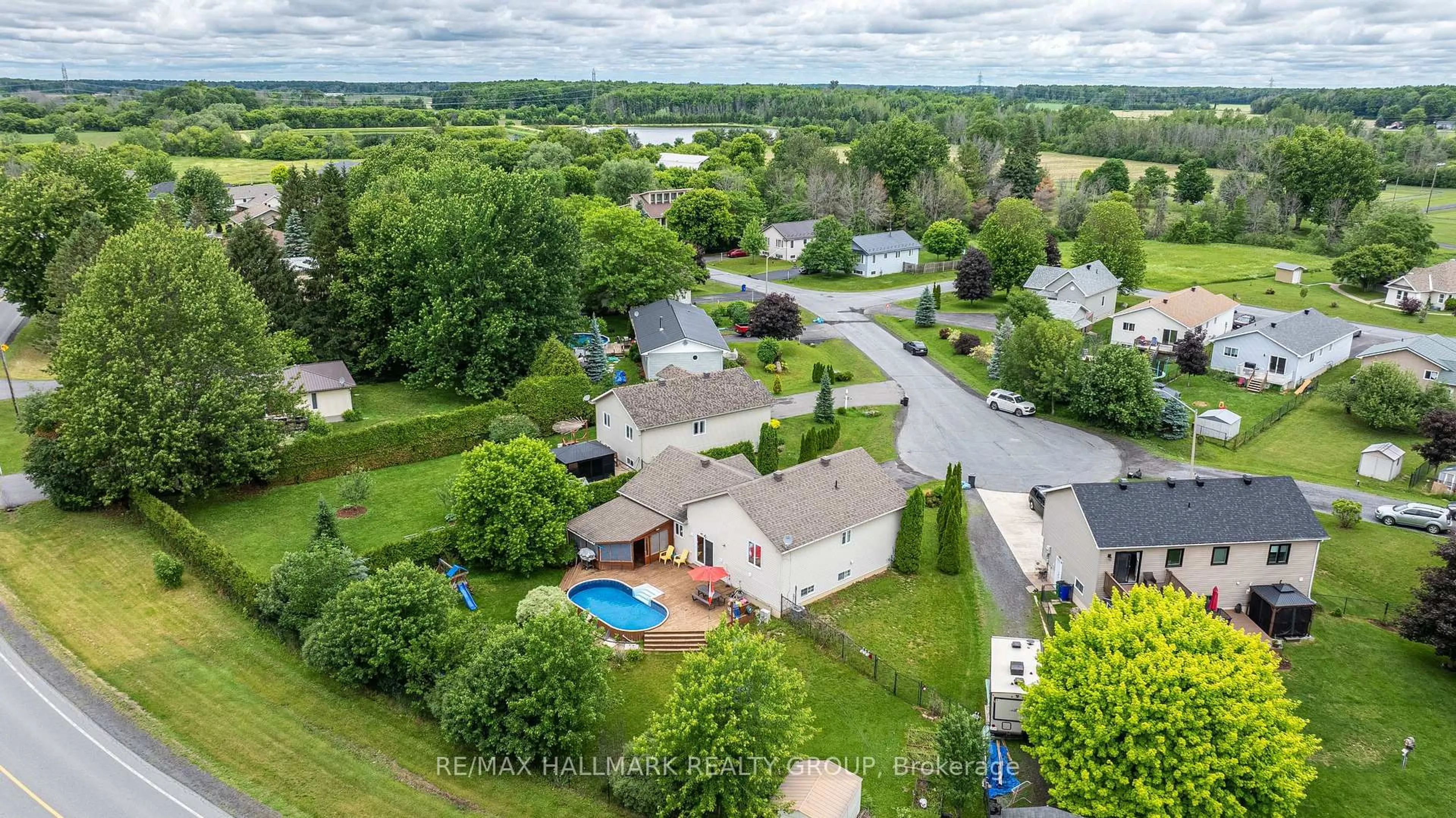 A pic from outside/outdoor area/front of a property/back of a property/a pic from drone, water/lake/river/ocean view for 4300 Schell St, South Dundas Ontario K0C 2H0