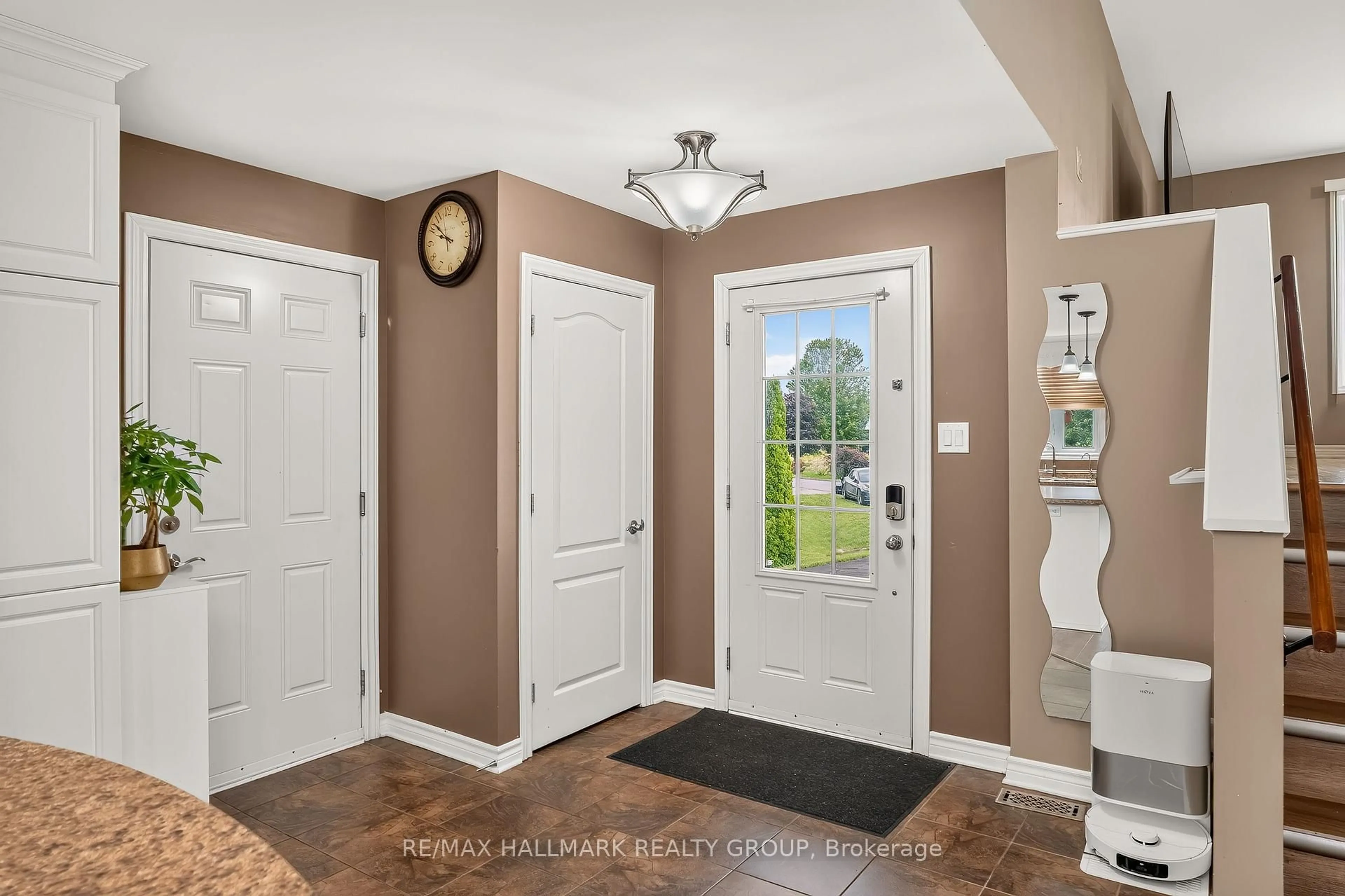 Indoor entryway for 4300 Schell St, South Dundas Ontario K0C 2H0
