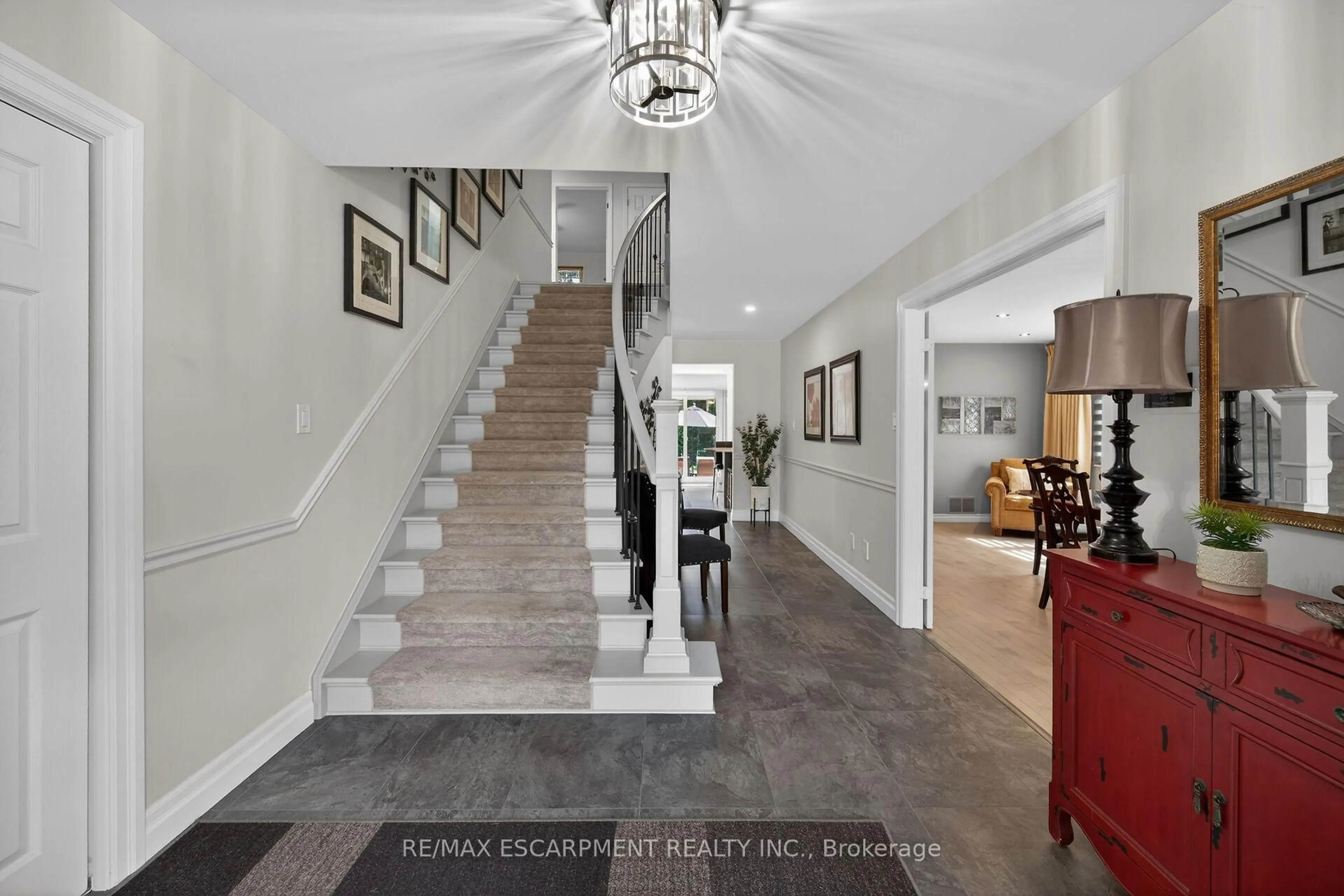Indoor foyer for 32 Symphony Pl, Hamilton Ontario L9G 4V6