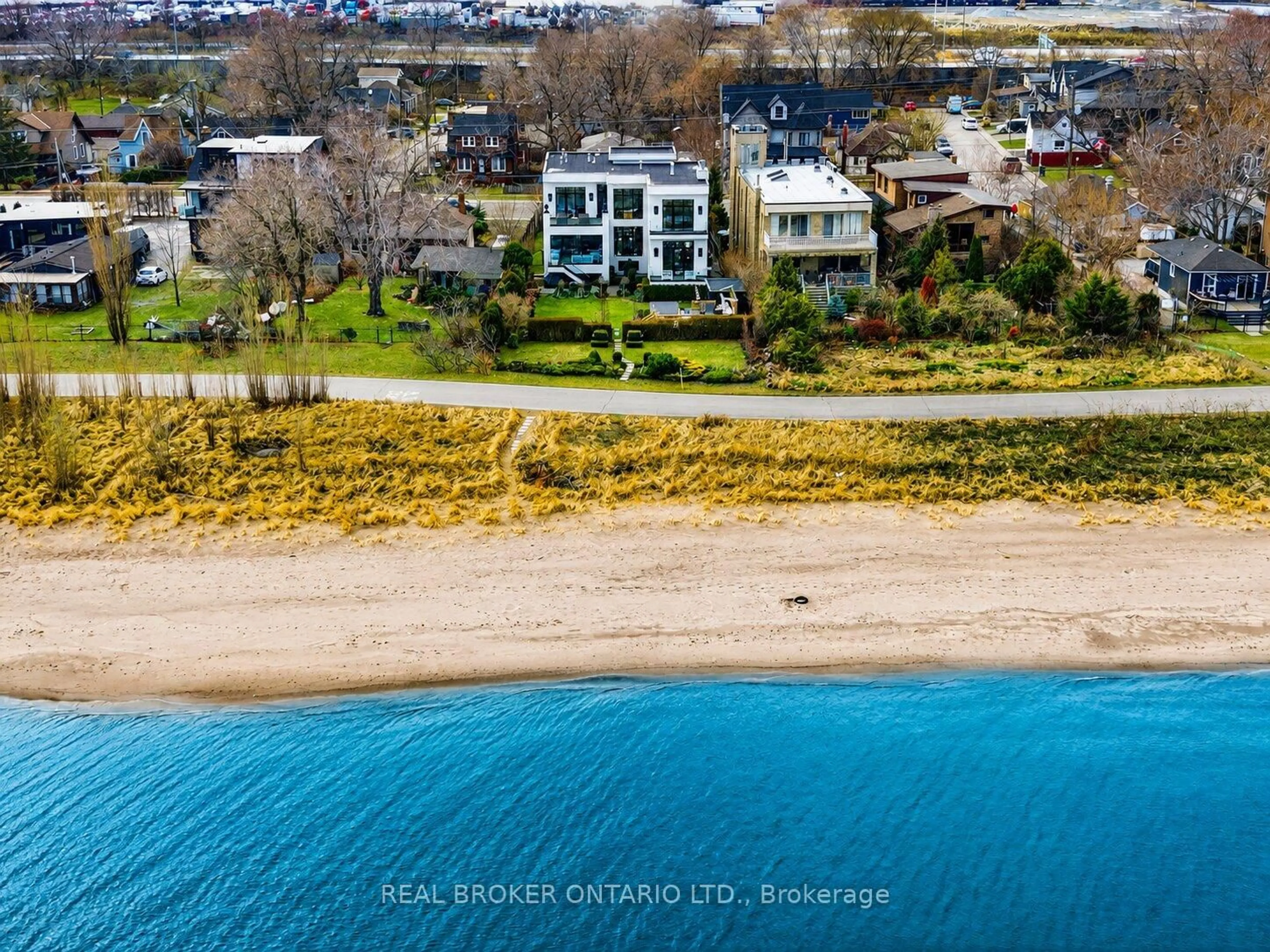 A pic from outside/outdoor area/front of a property/back of a property/a pic from drone, water/lake/river/ocean view for 711 Beach Blvd, Hamilton Ontario L8H 6Y5
