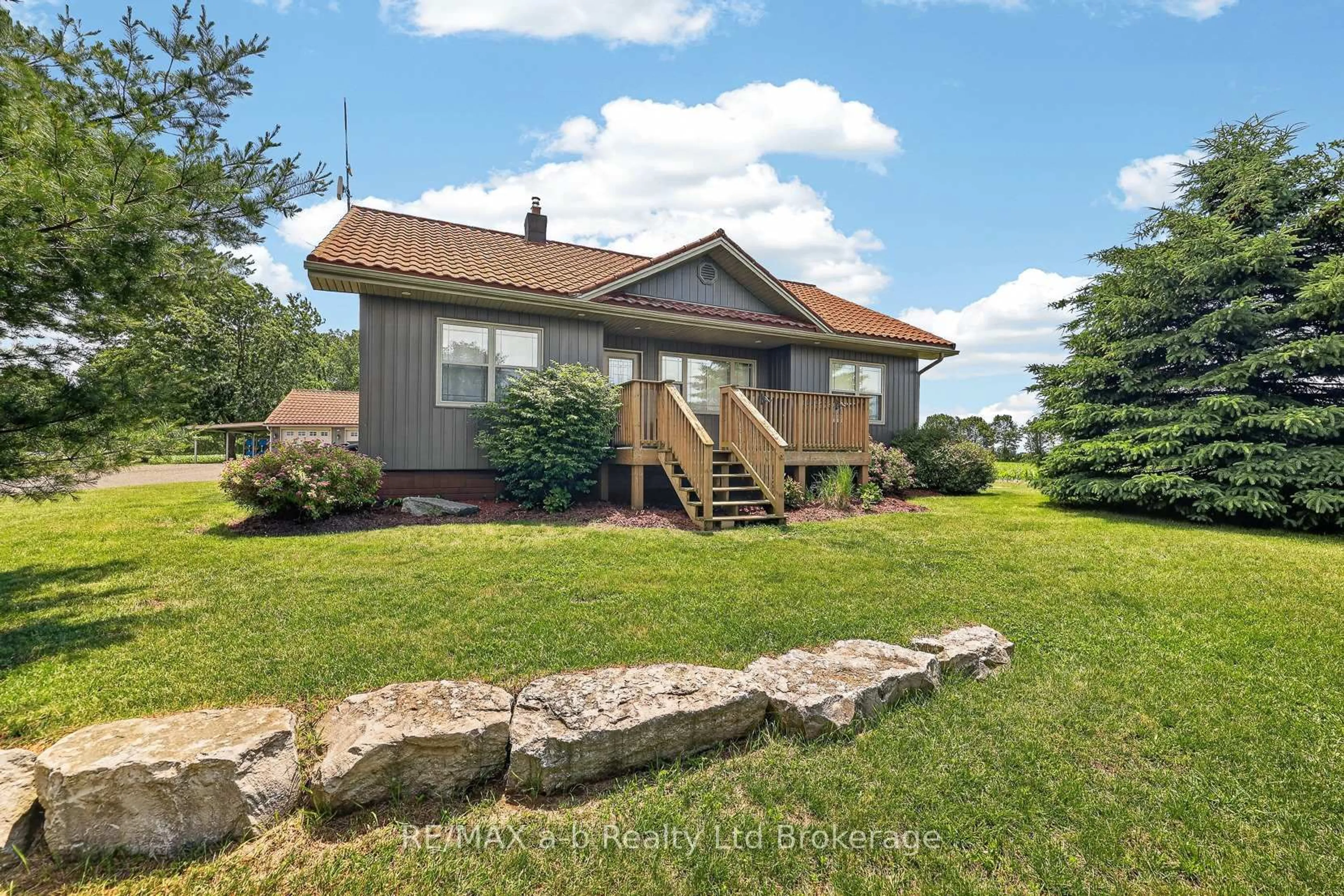 Home with vinyl exterior material, water/lake/river/ocean view for 410 2nd Concession Rd, Norfolk Ontario N0J 1E0