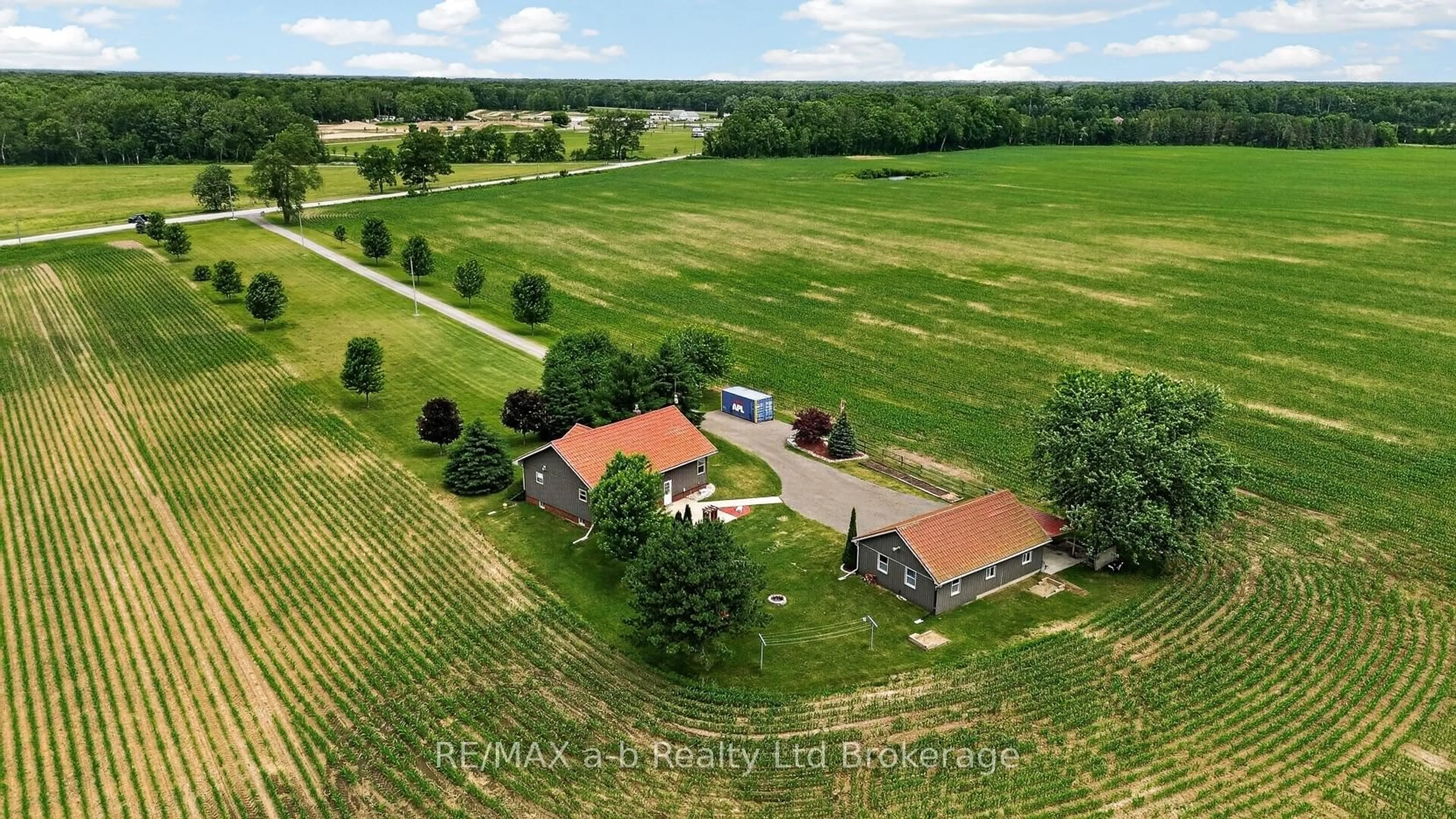 A pic from outside/outdoor area/front of a property/back of a property/a pic from drone, unknown for 410 2nd Concession Rd, Norfolk Ontario N0J 1E0