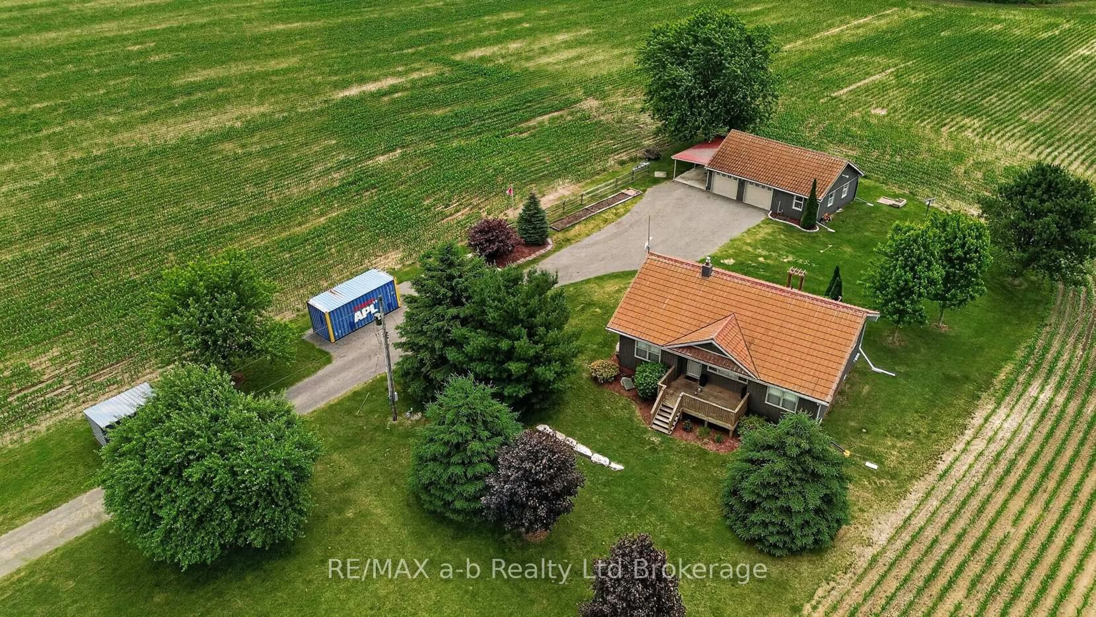 A pic from outside/outdoor area/front of a property/back of a property/a pic from drone, building for 410 2nd Concession Rd, Norfolk Ontario N0J 1E0