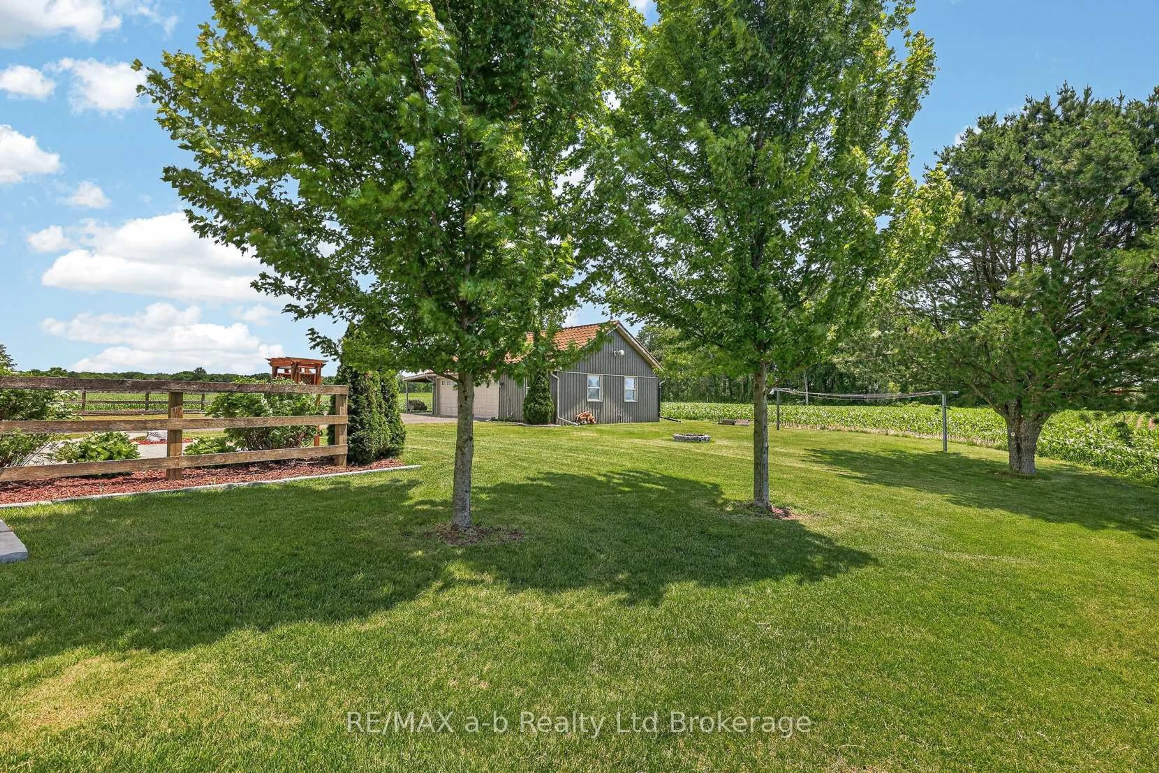 A pic from outside/outdoor area/front of a property/back of a property/a pic from drone, unknown for 410 2nd Concession Rd, Norfolk Ontario N0J 1E0