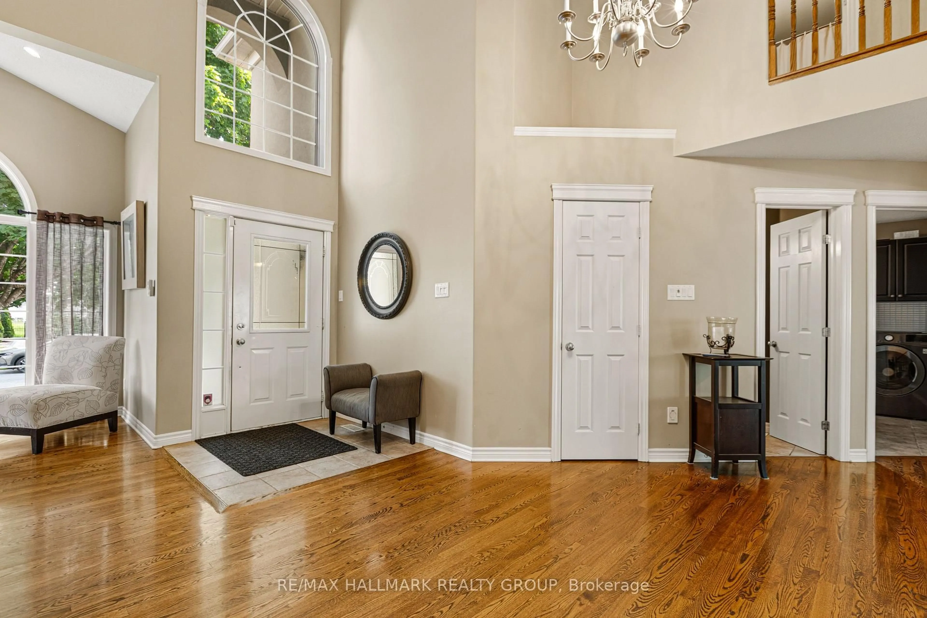 Indoor entryway for 9 Blackshire Circ, Ottawa Ontario K2J 5L8