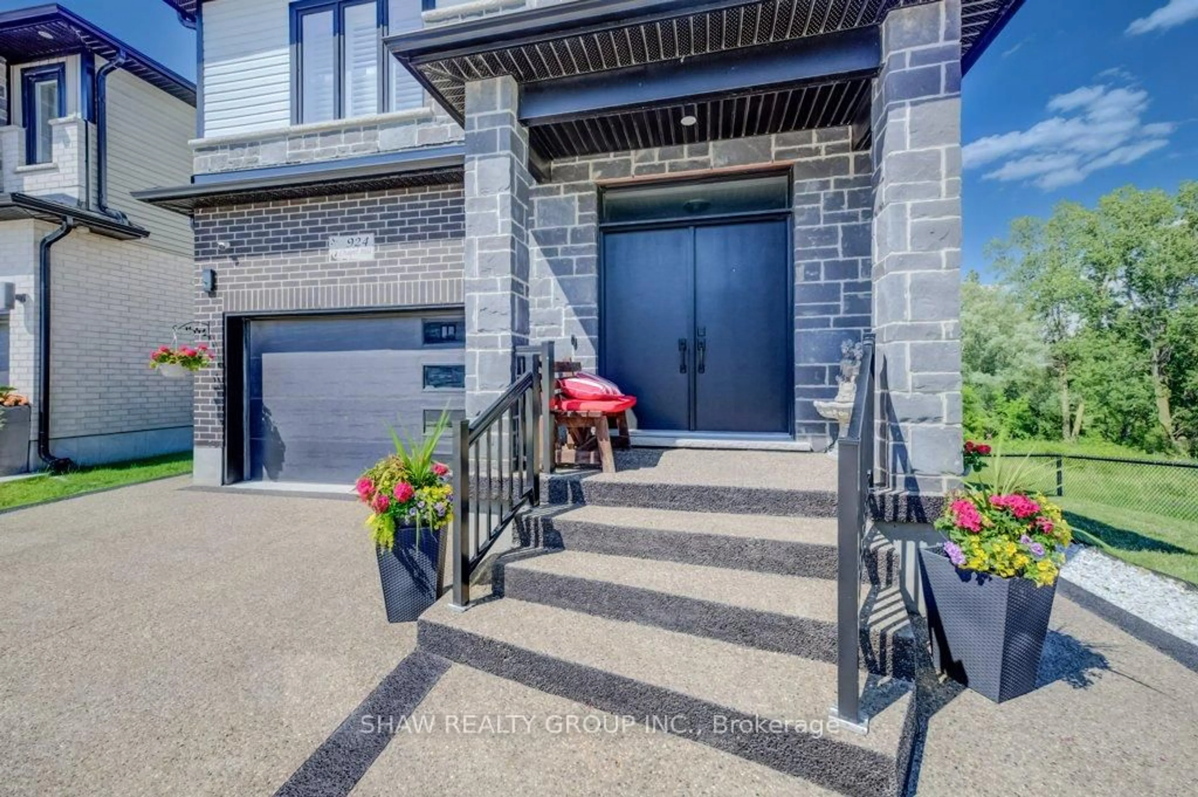 Indoor entryway for 924 Chapel Hill Crt, Kitchener Ontario N2R 0P4
