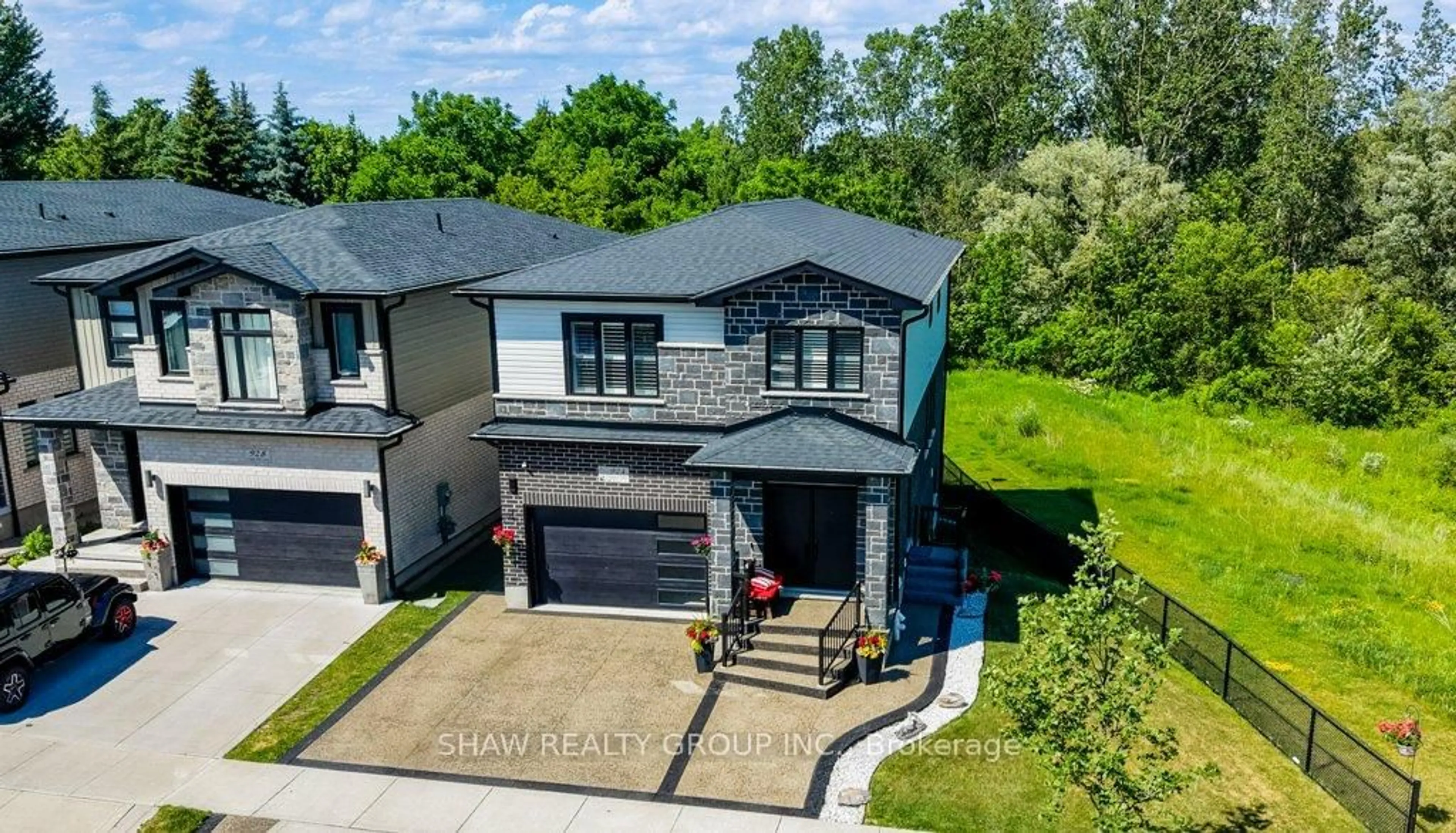 A pic from outside/outdoor area/front of a property/back of a property/a pic from drone, street for 924 Chapel Hill Crt, Kitchener Ontario N2R 0P4