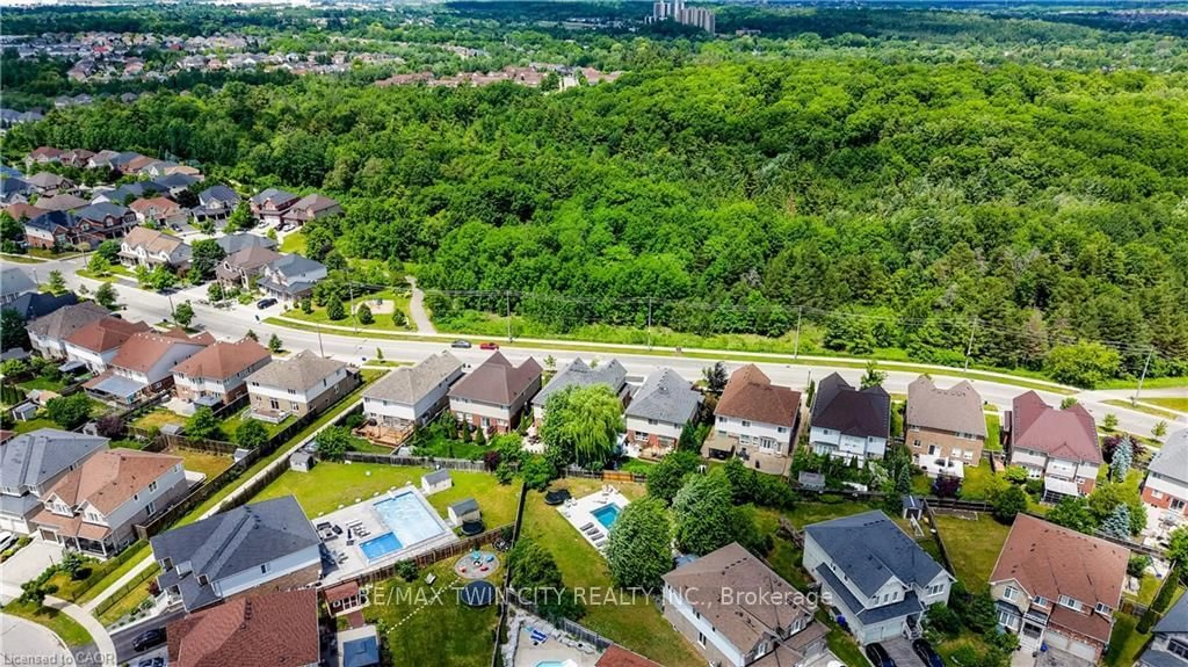 A pic from outside/outdoor area/front of a property/back of a property/a pic from drone, unknown for 356 ROBERT FERRIE Dr, Kitchener Ontario N2P 2Y6