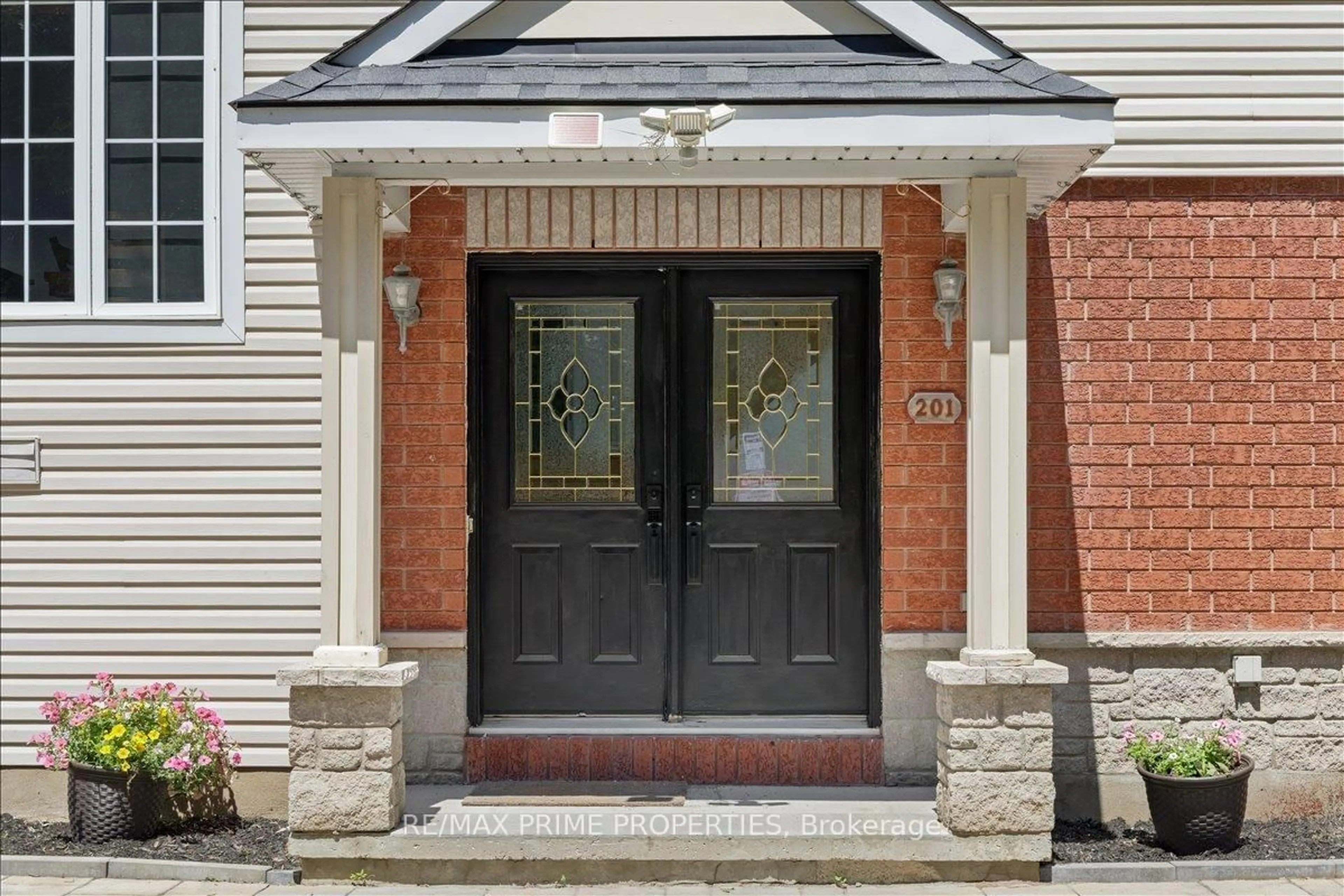 Indoor entryway for 201 Gladeview Private, Ottawa Ontario K1T 4A6