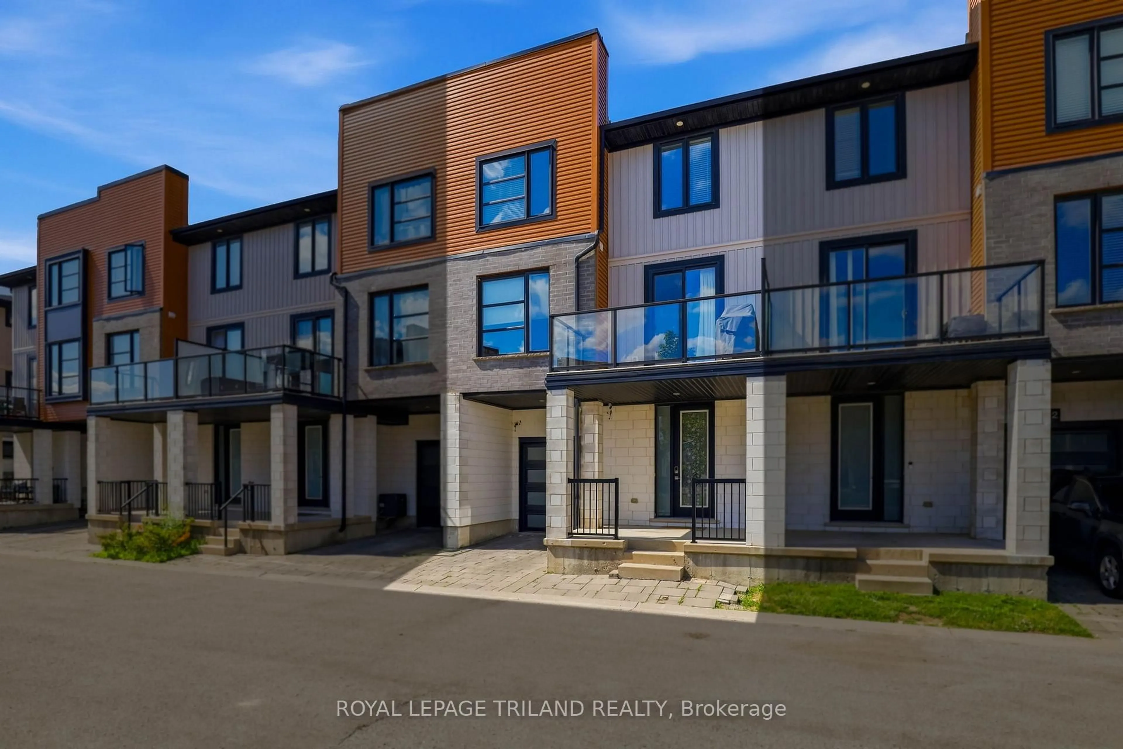 A pic from outside/outdoor area/front of a property/back of a property/a pic from drone, unknown for 954 West Village Sq, London North Ontario N6H 0J7