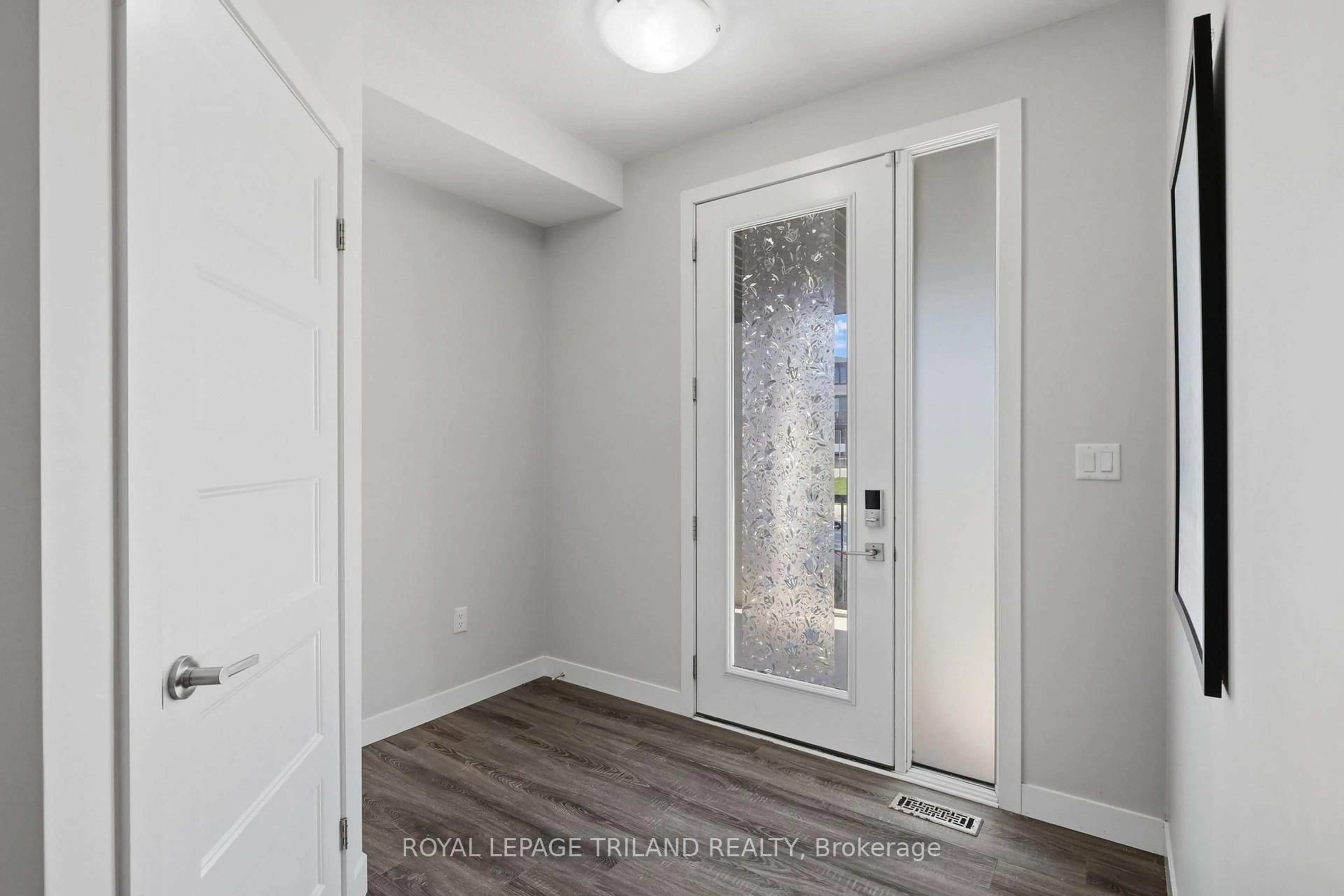 Indoor entryway for 954 West Village Sq, London North Ontario N6H 0J7