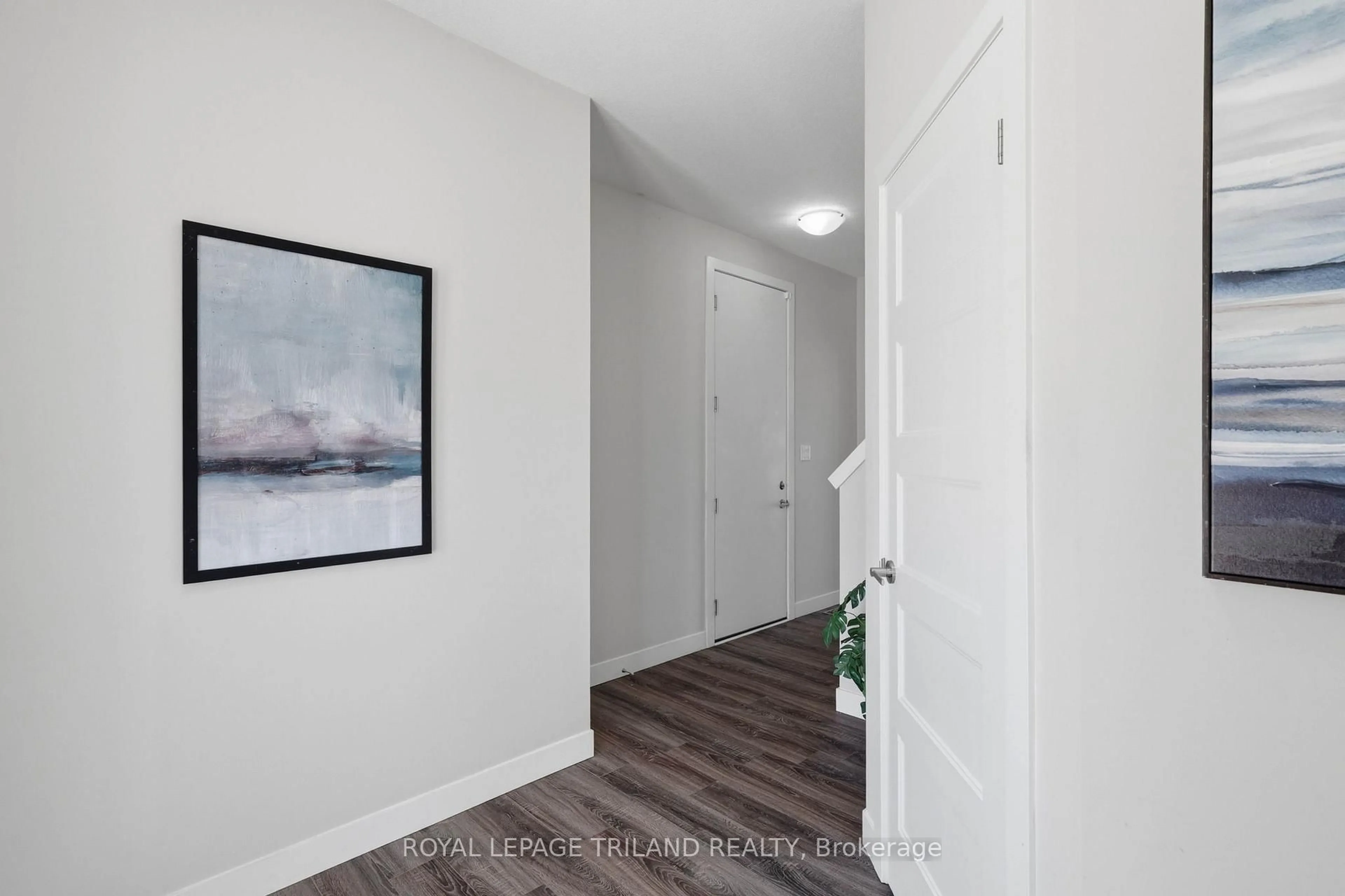 Indoor entryway for 954 West Village Sq, London North Ontario N6H 0J7