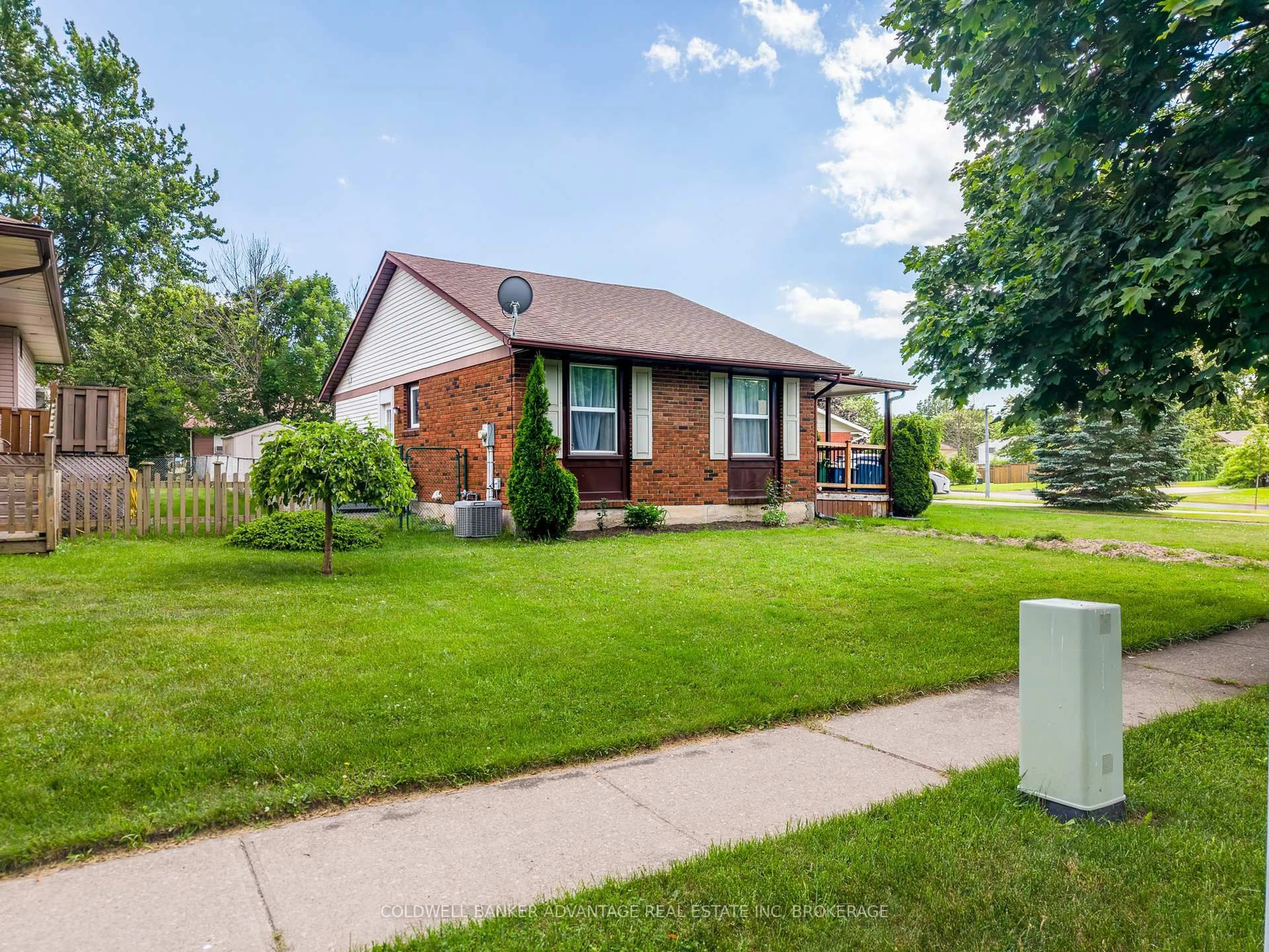 Home with brick exterior material, street for 25 Newleaf Cres, Welland Ontario L3C 6B4
