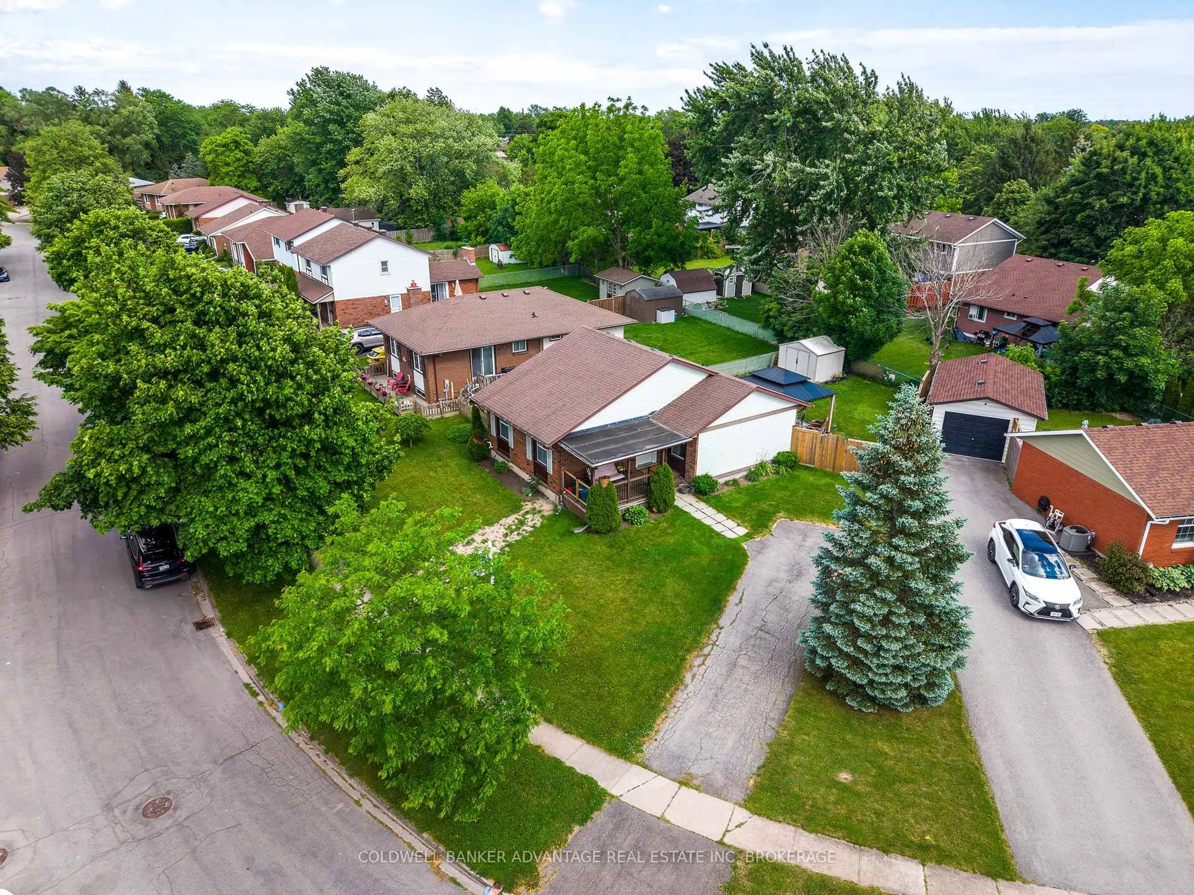 A pic from outside/outdoor area/front of a property/back of a property/a pic from drone, street for 25 Newleaf Cres, Welland Ontario L3C 6B4
