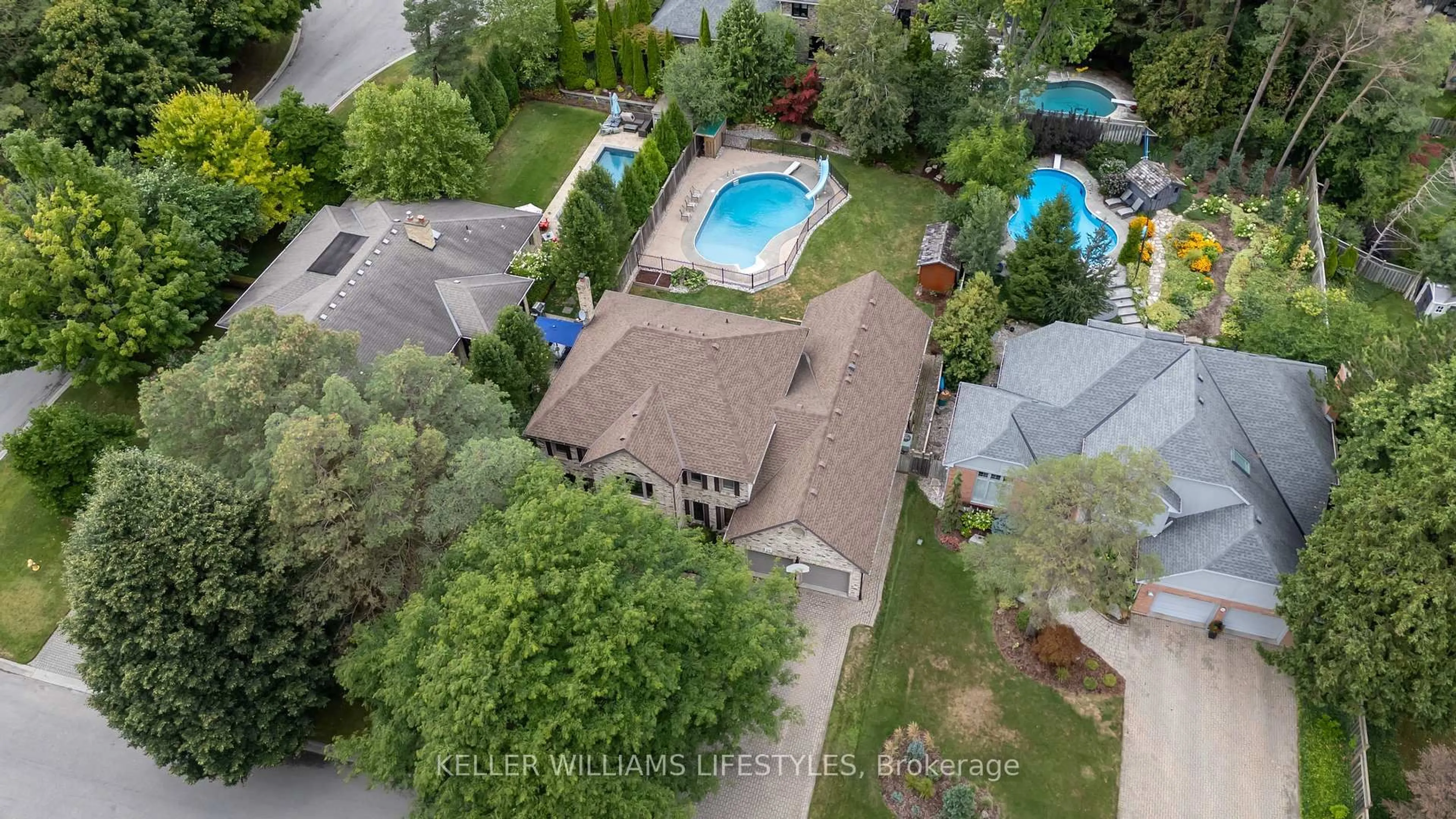 A pic from outside/outdoor area/front of a property/back of a property/a pic from drone, street for 10 Debbie Lane, London North Ontario N5X 3L4