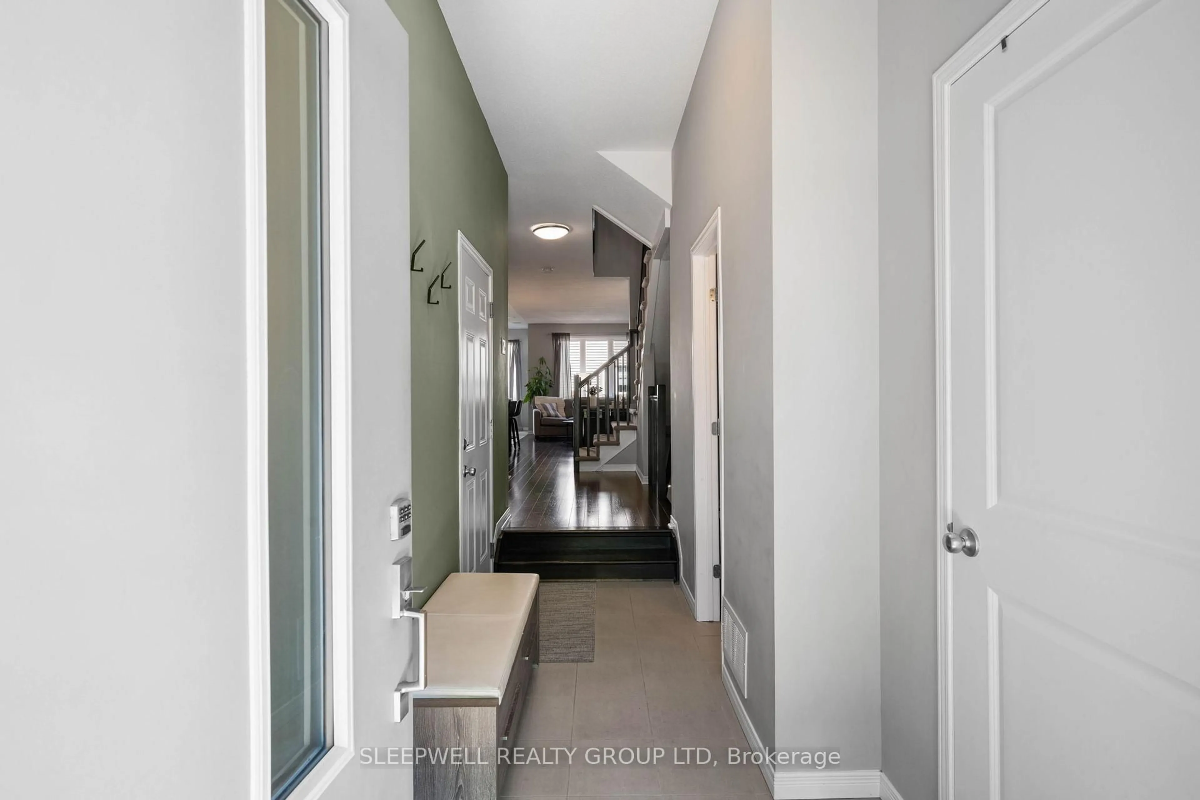 Indoor entryway for 147 Westphalian Ave, Ottawa Ontario K2V 0A3