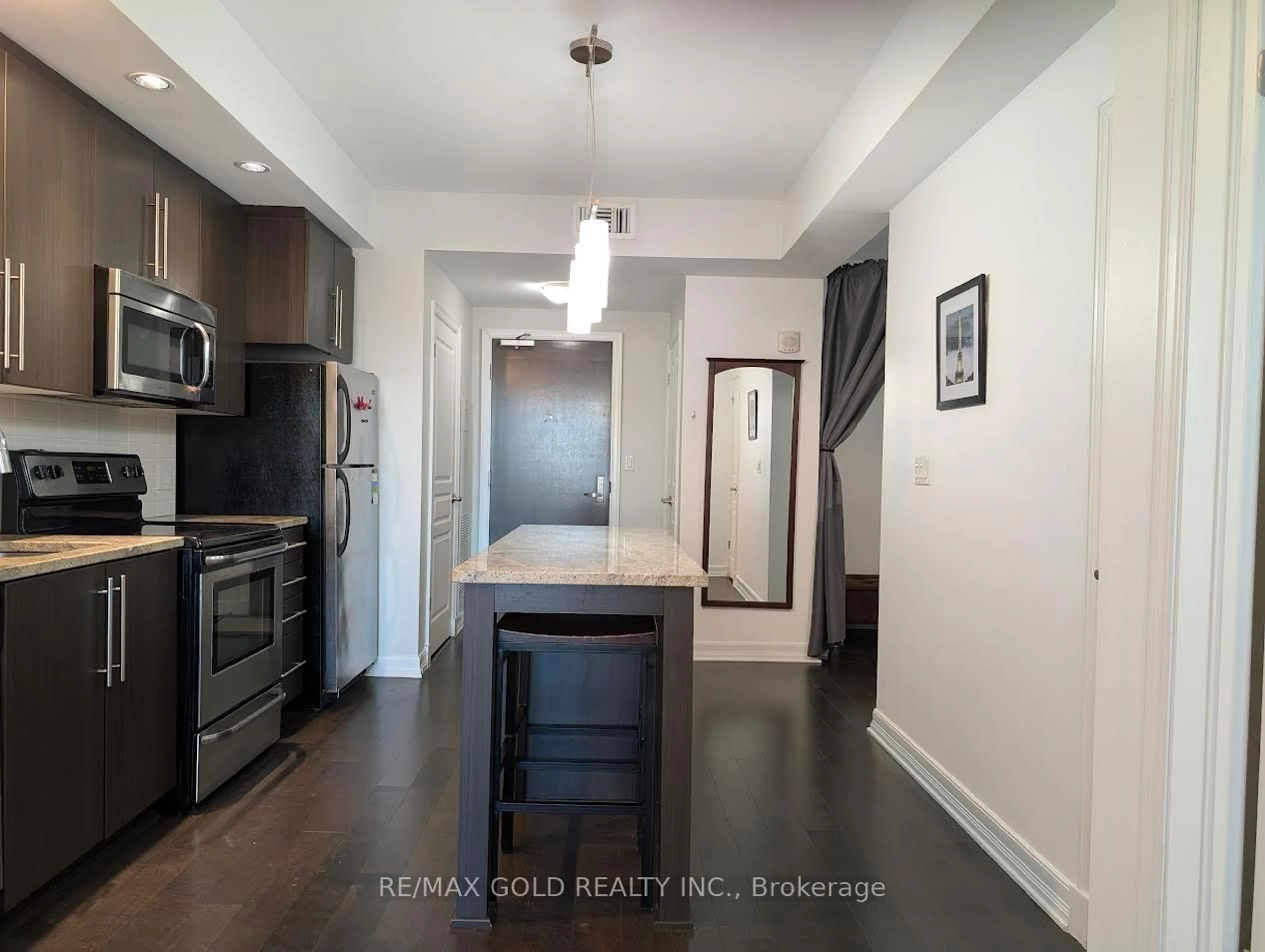 Open concept kitchen, wood/laminate floor for 238 Besserer St #407, Ottawa Ontario K1N 6B1