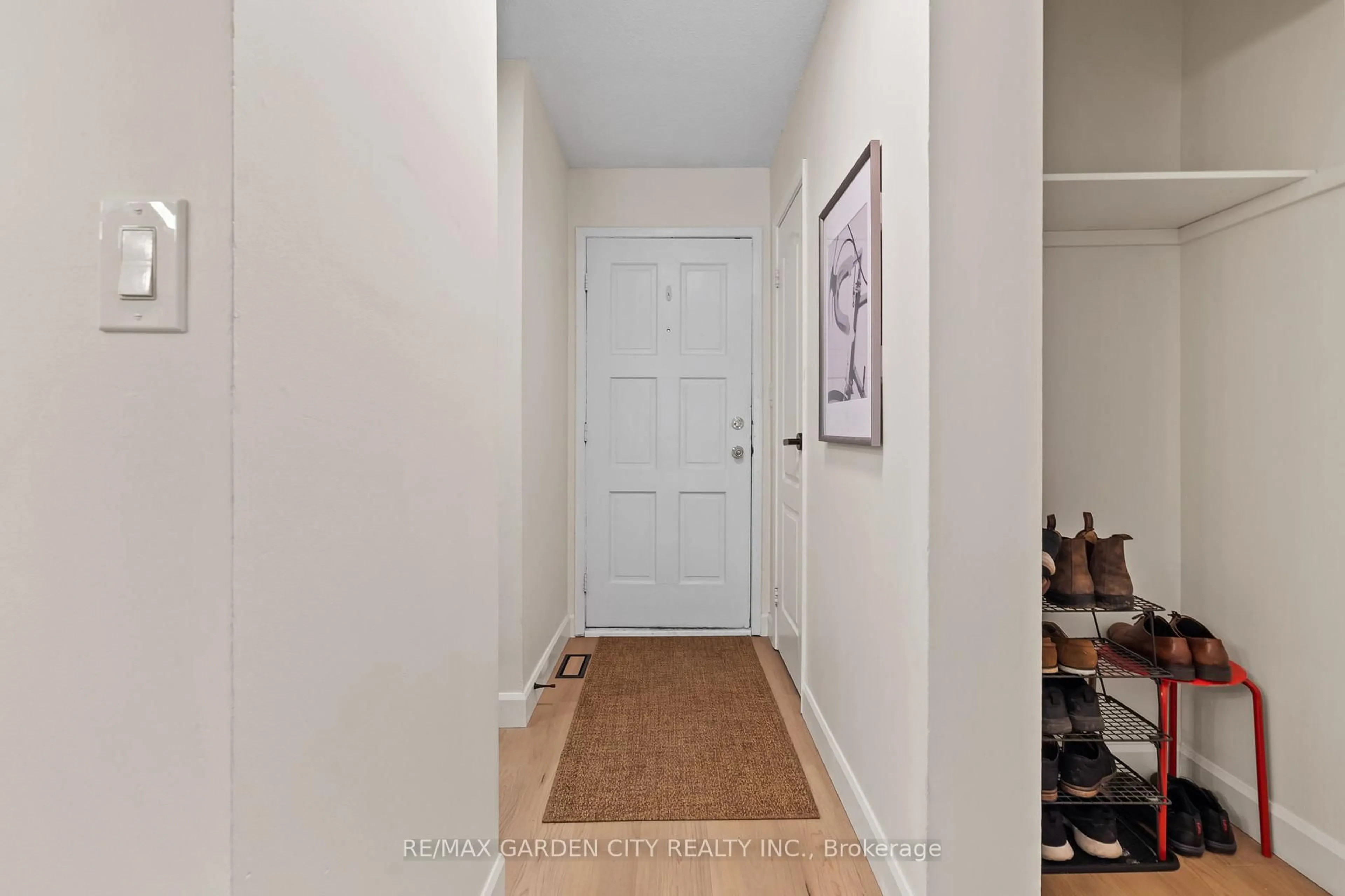 Indoor entryway for 75 Ventura Dr #32, St. Catharines Ontario L2R 7J7