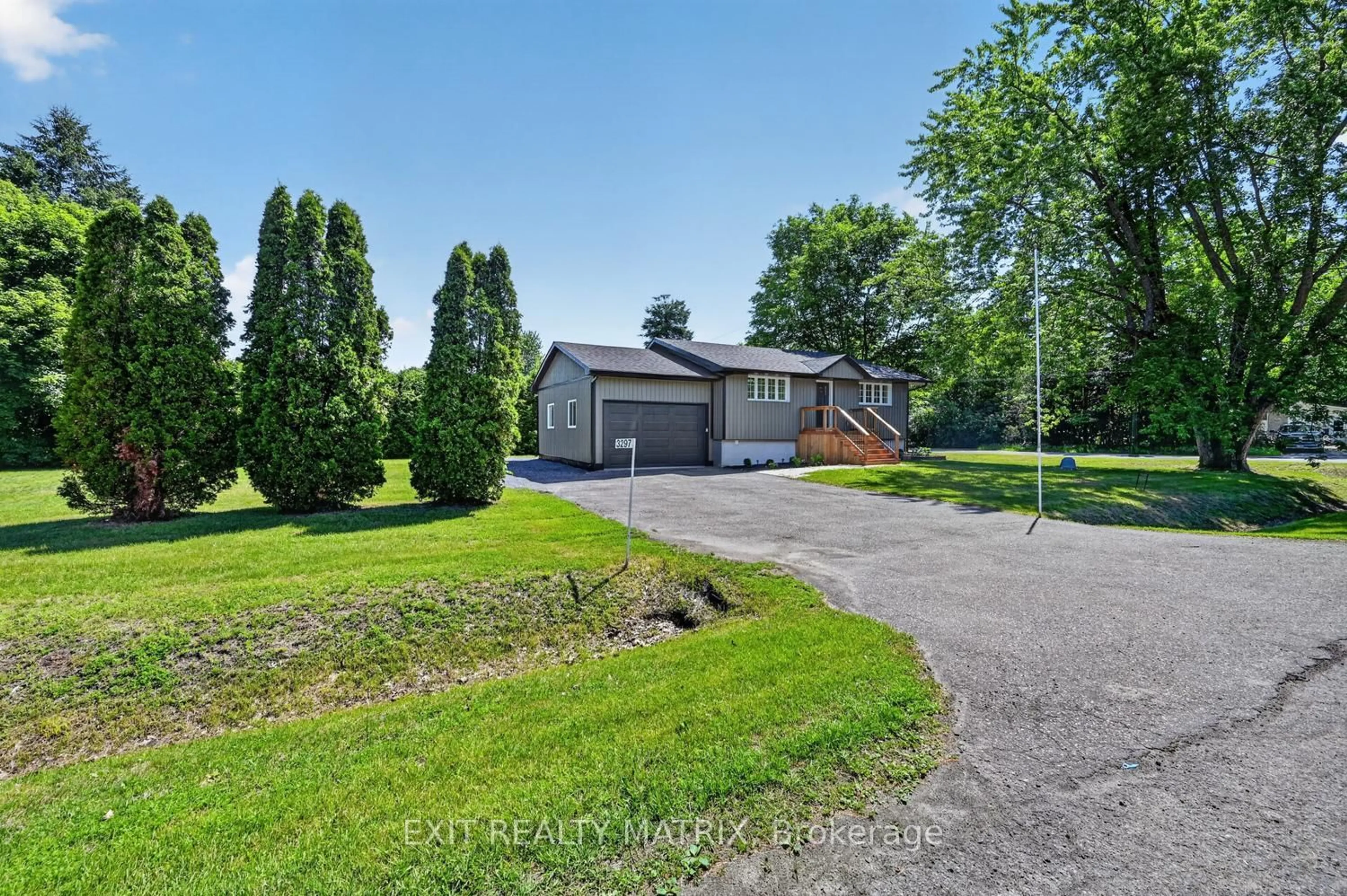 A pic from outside/outdoor area/front of a property/back of a property/a pic from drone, street for 3297 Wayne St, Osgoode Ontario K0A 2W0