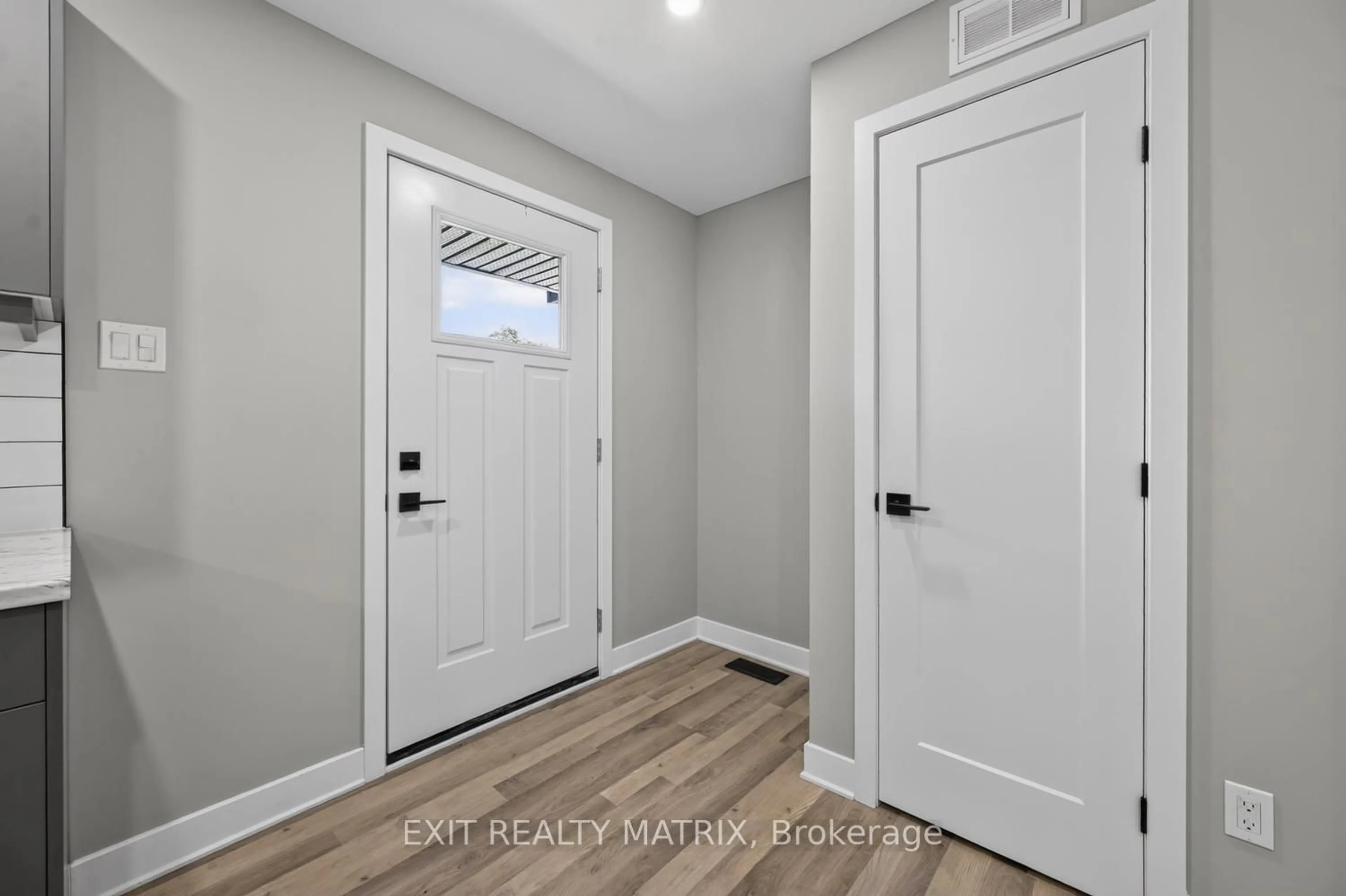 Indoor entryway for 3297 Wayne St, Osgoode Ontario K0A 2W0