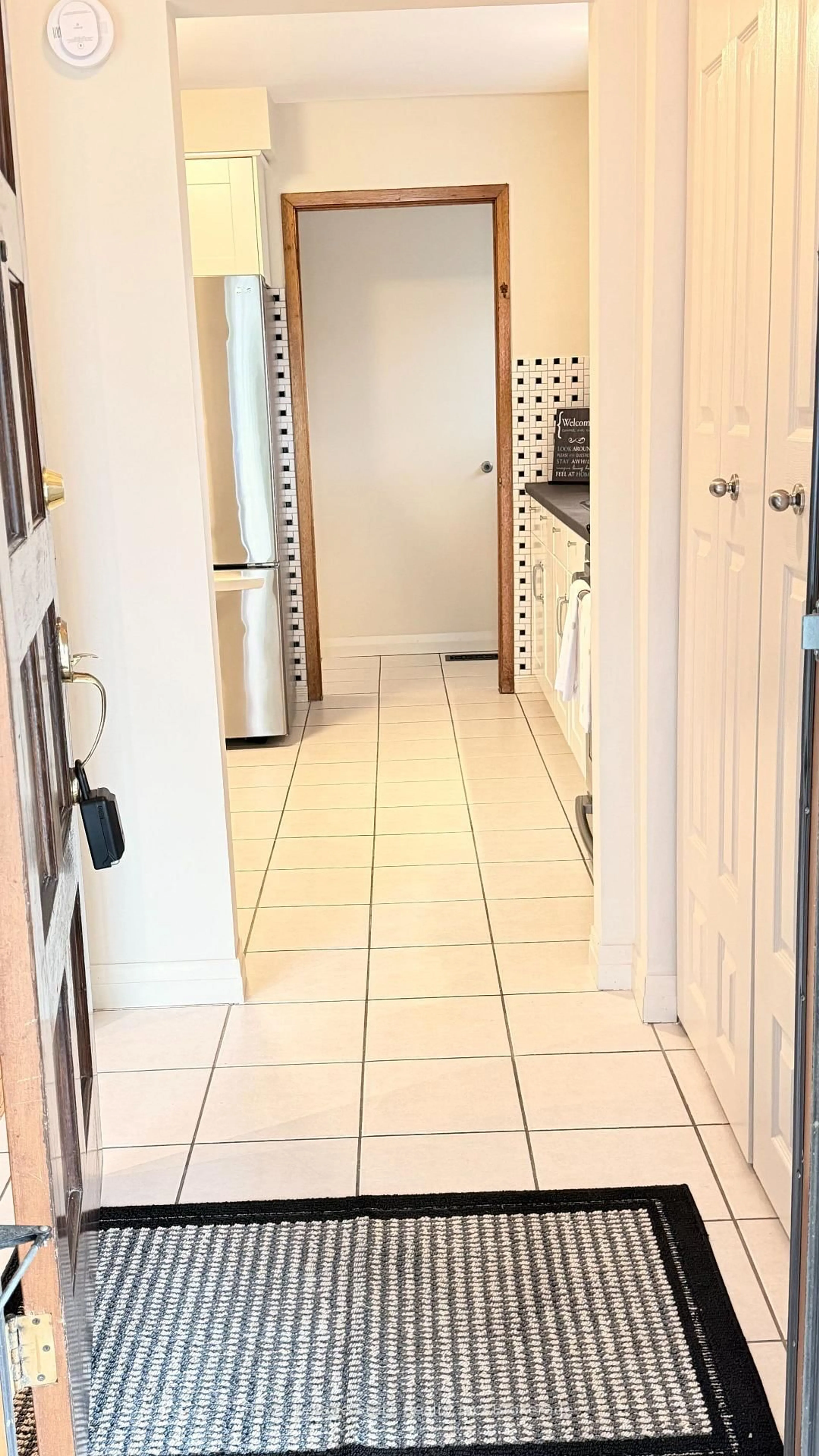 Indoor foyer for 68 Tindale Crt, Hamilton Ontario L8K 6C7