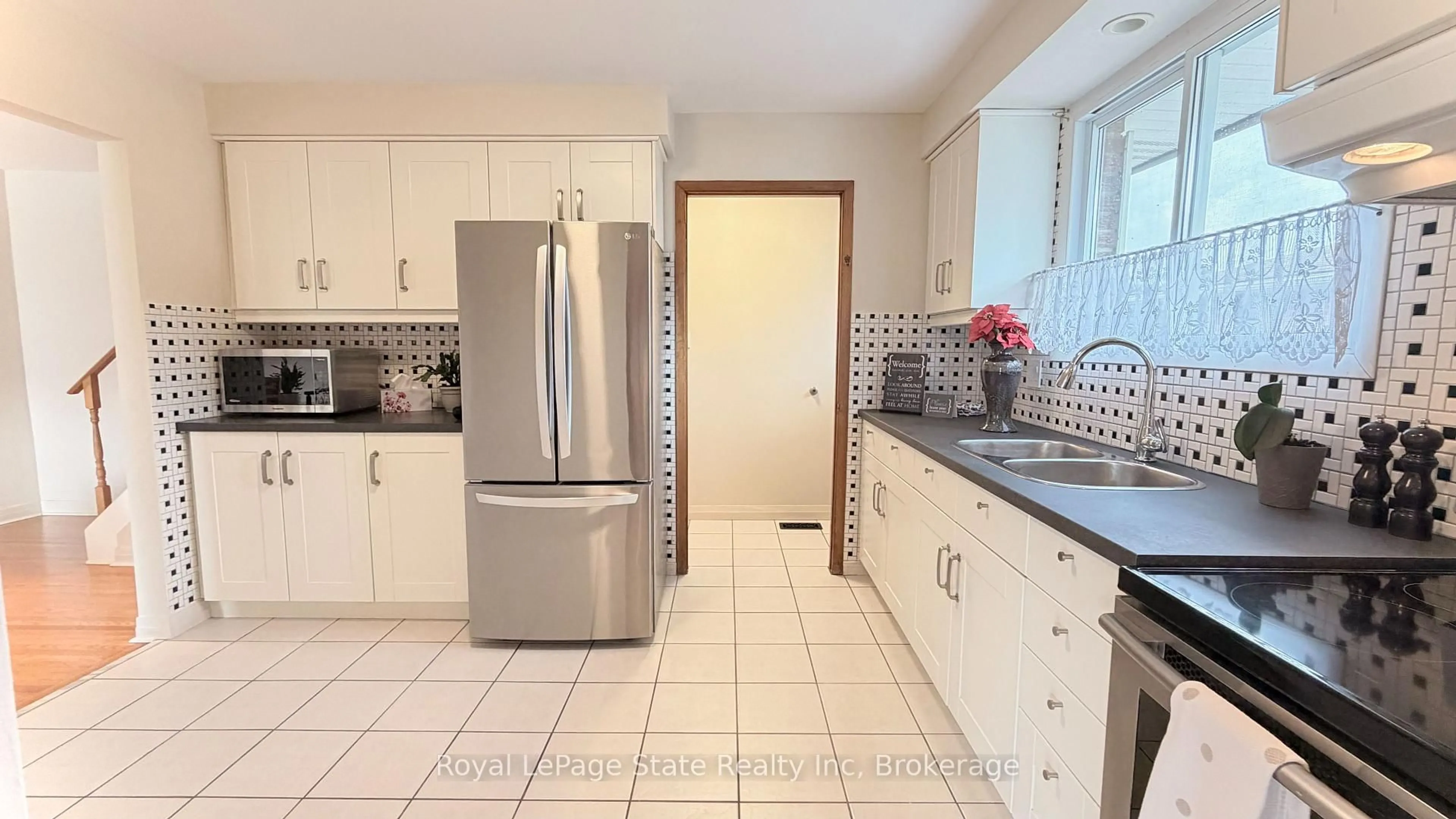 Standard kitchen, ceramic/tile floor for 68 Tindale Crt, Hamilton Ontario L8K 6C7
