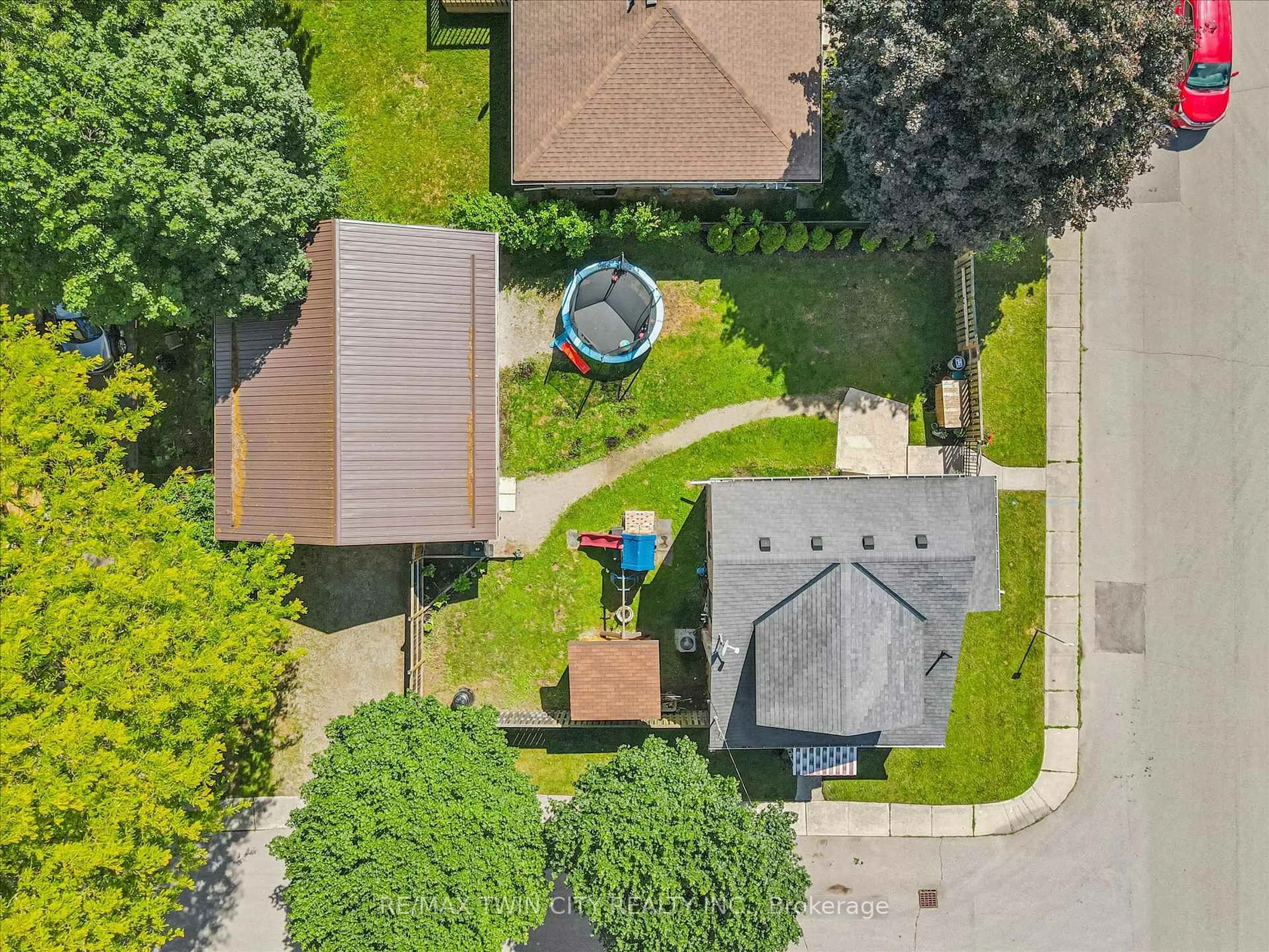 A pic from outside/outdoor area/front of a property/back of a property/a pic from drone, street for 8 Cross St, Brant Ontario N3L 1Z7