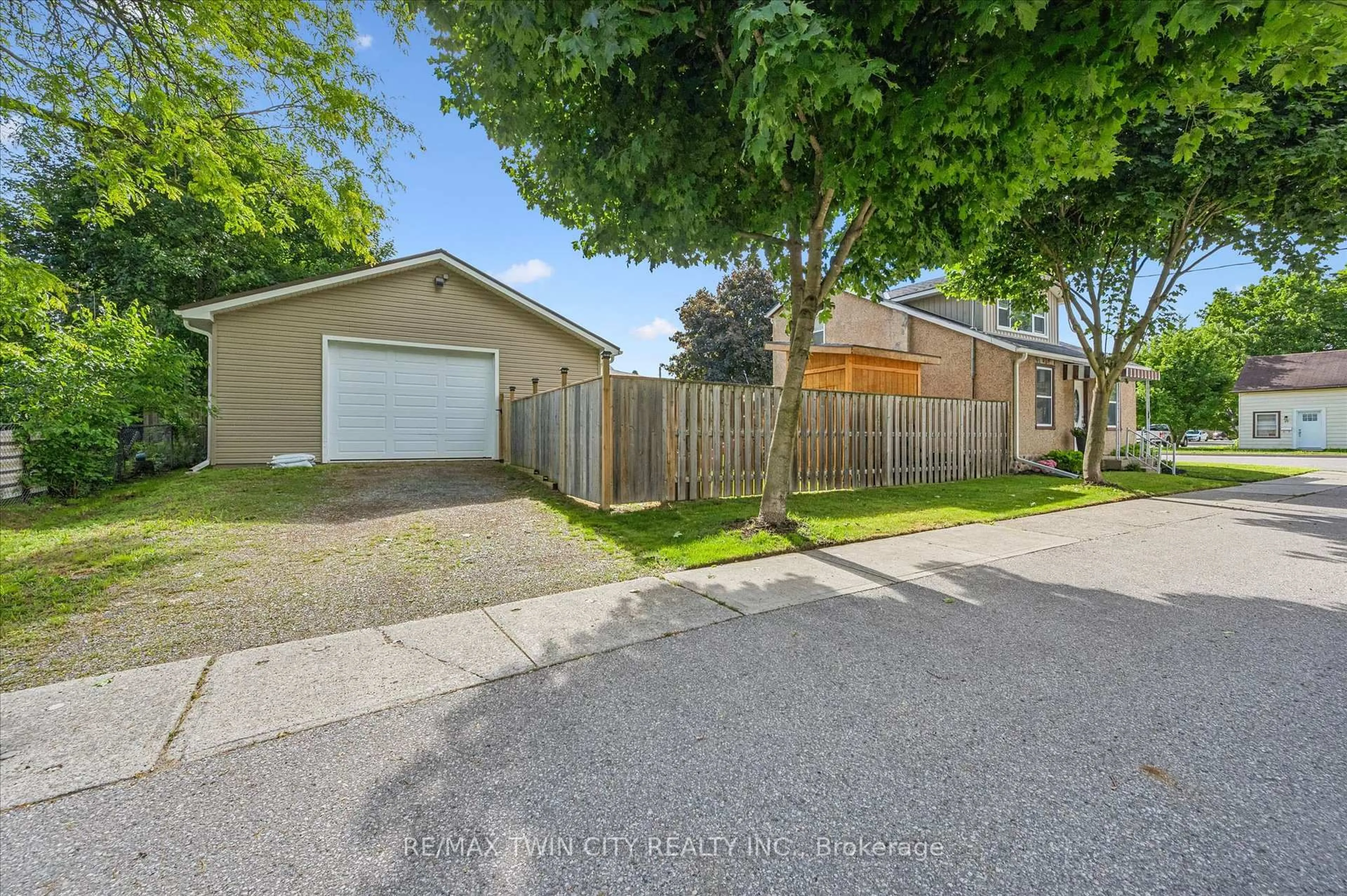 A pic from outside/outdoor area/front of a property/back of a property/a pic from drone, street for 8 Cross St, Brant Ontario N3L 1Z7