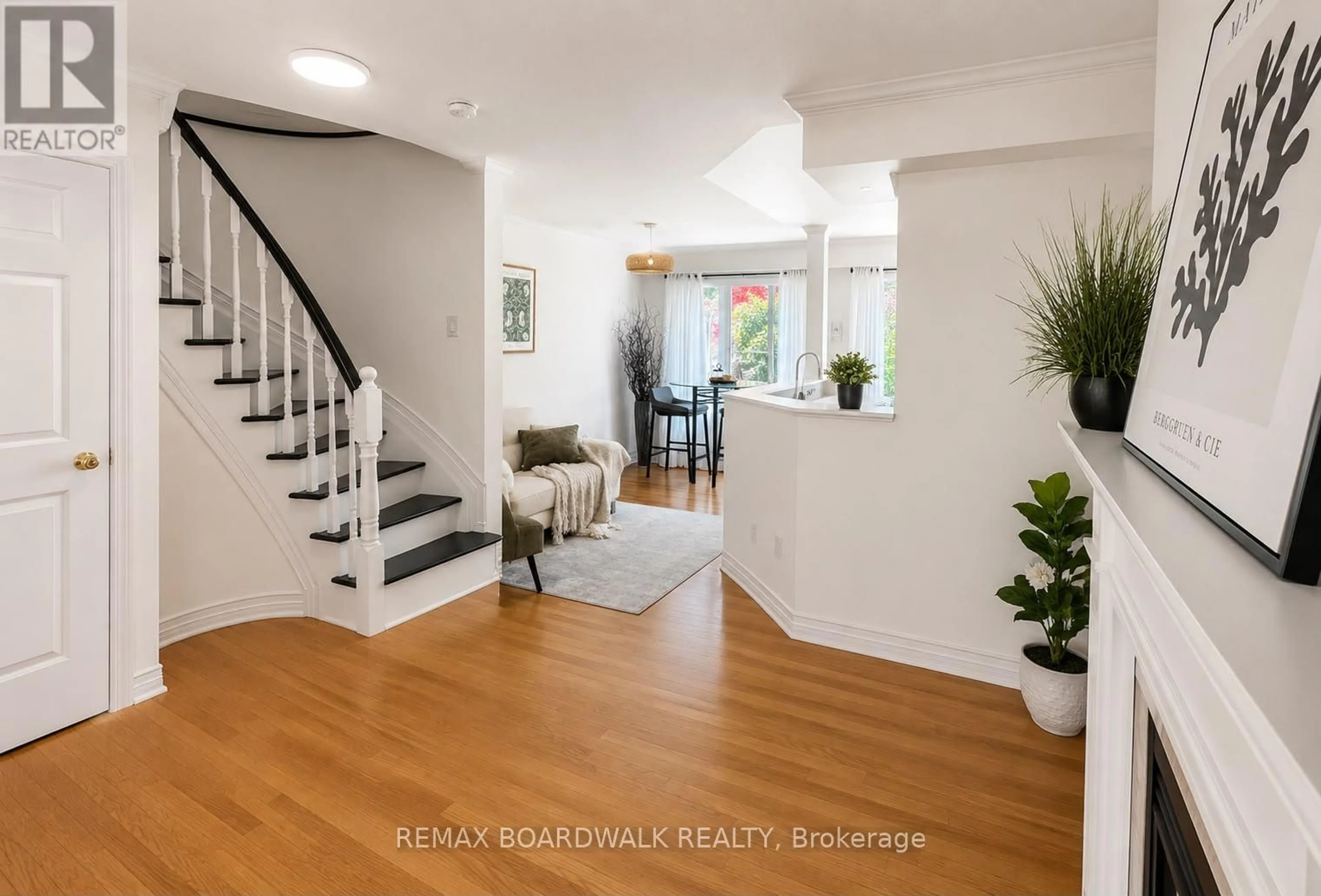 Indoor entryway for 42 College Circ, Ottawa Ontario K1K 4R8