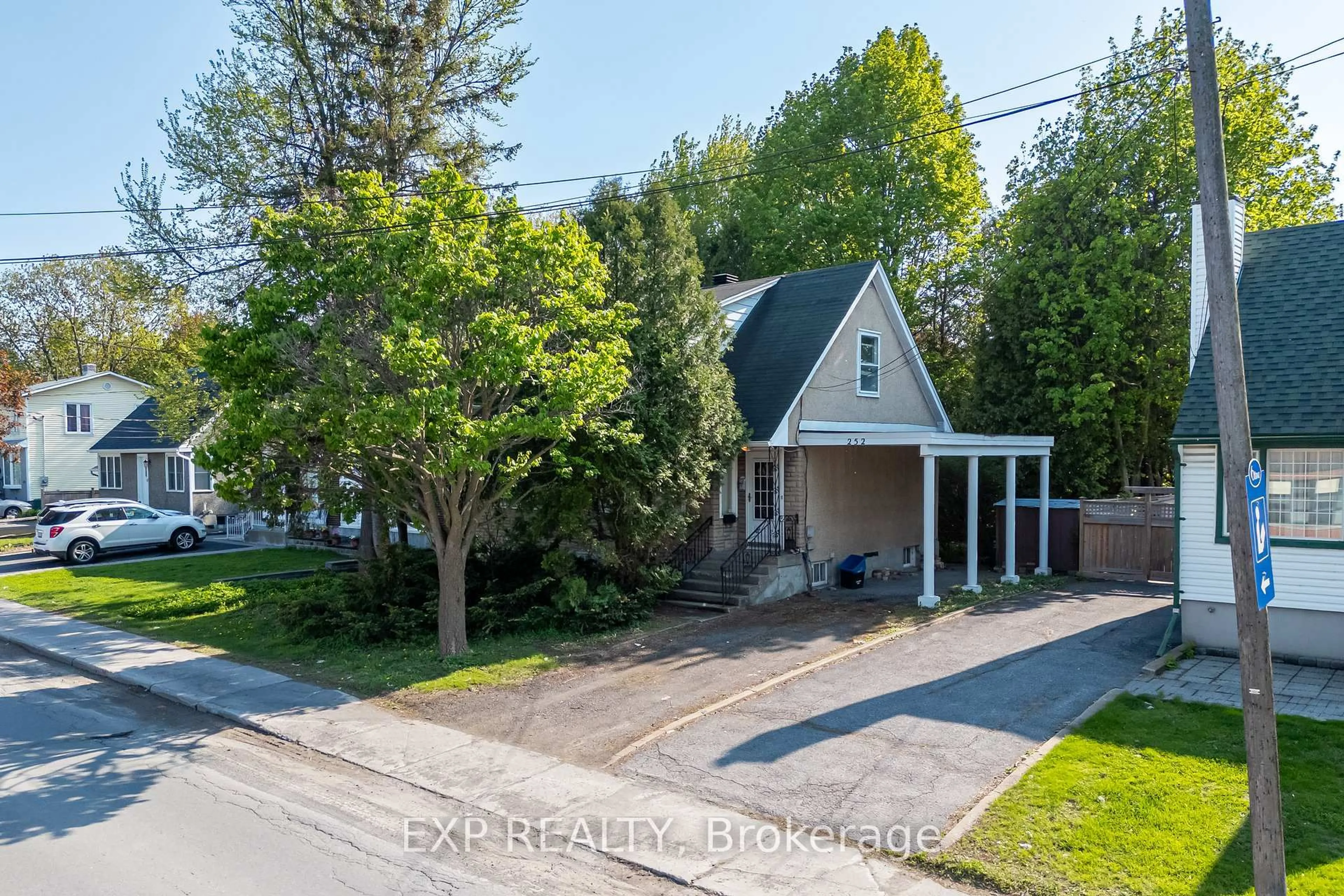 A pic from outside/outdoor area/front of a property/back of a property/a pic from drone, street for 252 Woodroffe Ave, Ottawa Ontario K2A 3V4