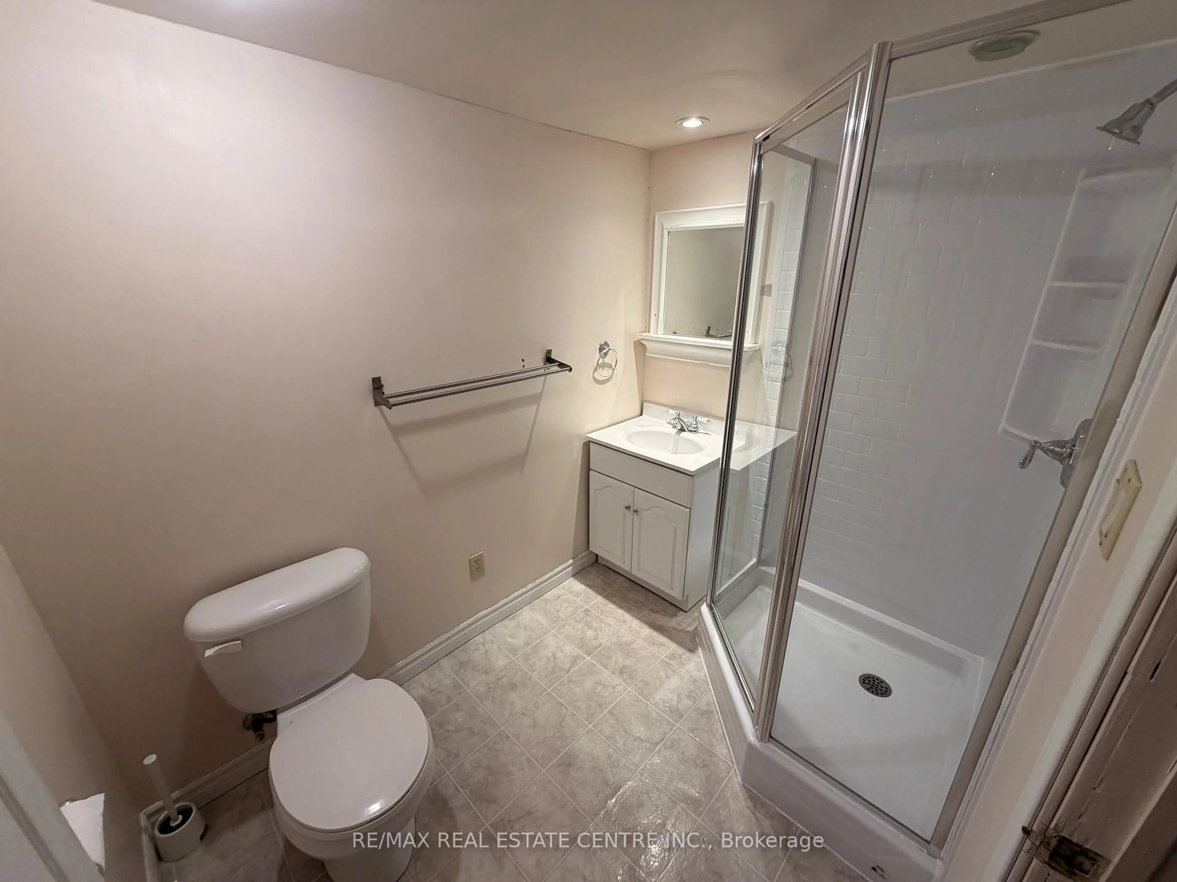 Standard bathroom, ceramic/tile floor for 34 Woodridge Dr, Guelph Ontario N1H 7E2
