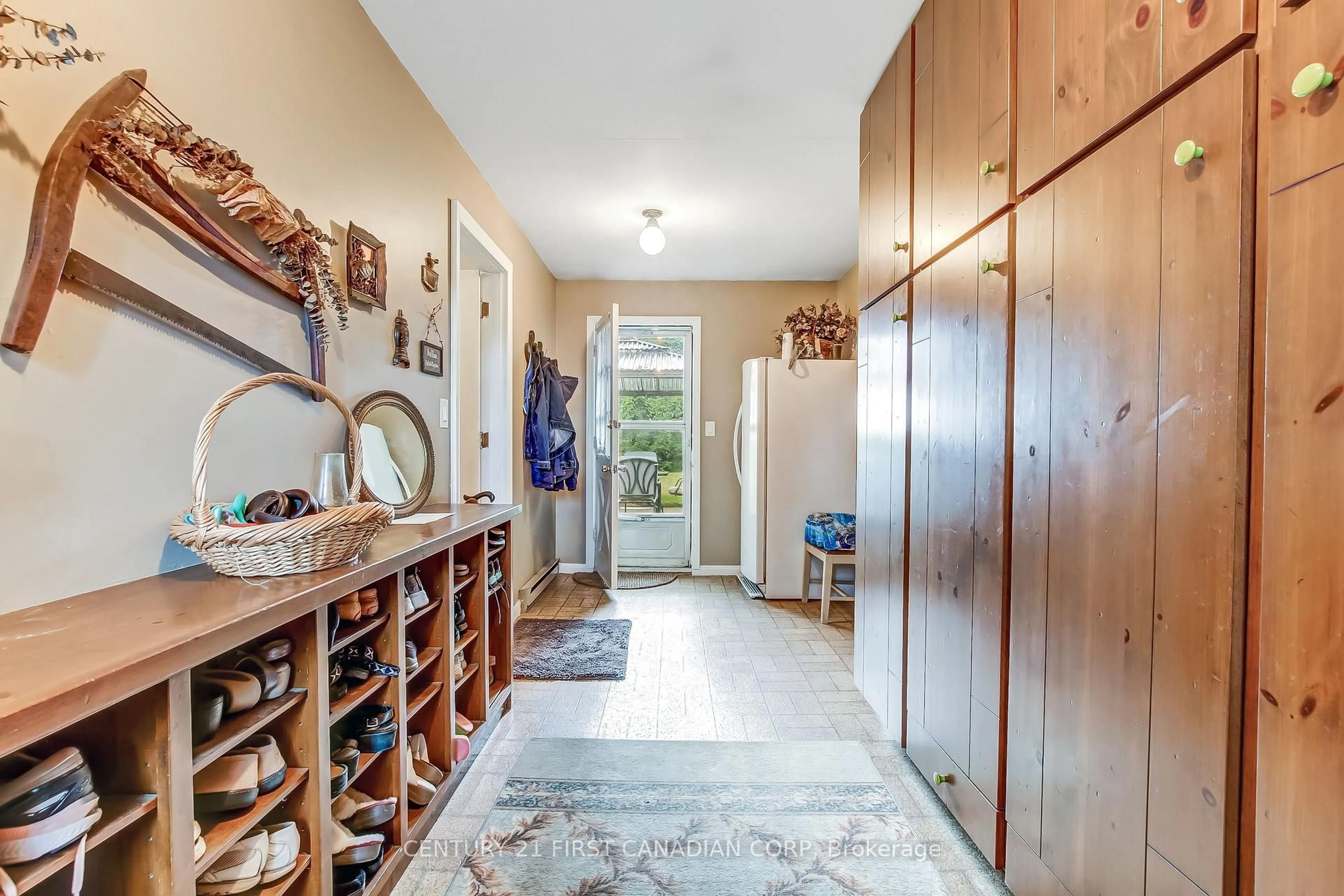 Indoor entryway for 6892 Century Dr, Strathroy-Caradoc Ontario N0L 1T0
