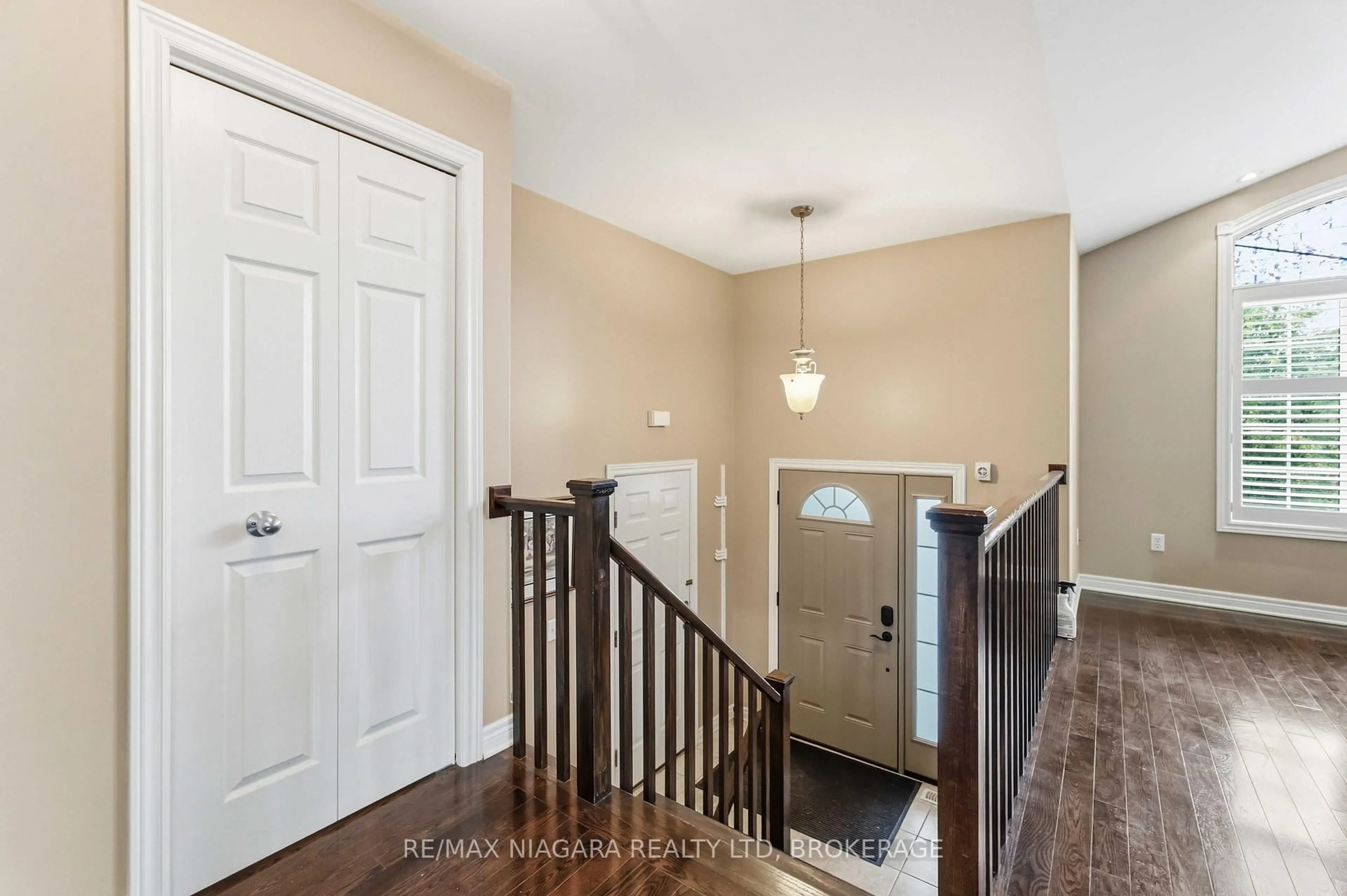 Indoor entryway for 8340 Racey Ave, Niagara Falls Ontario L2H 3M7
