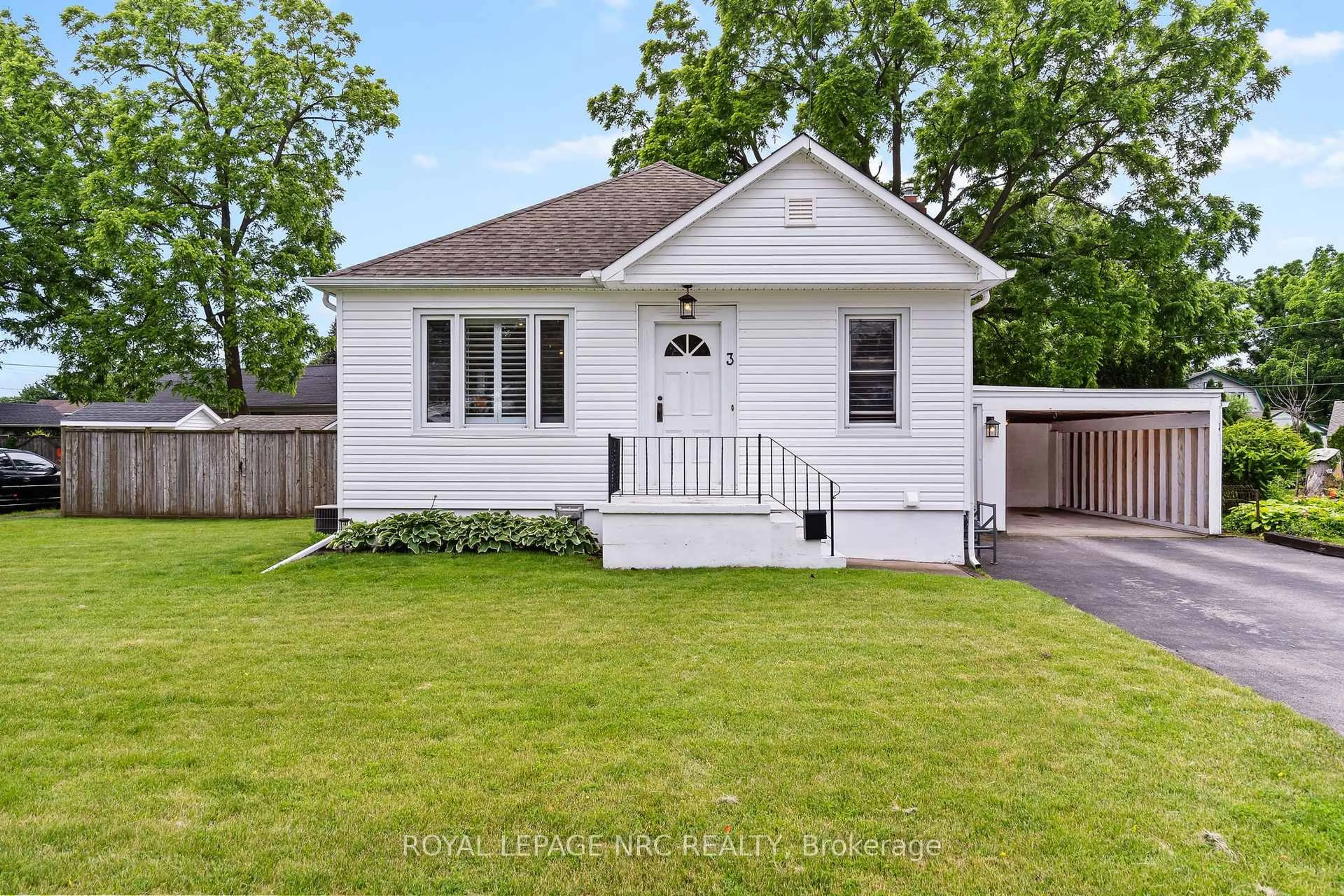 Home with vinyl exterior material, street for 3 Philpark Rd, St. Catharines Ontario L2N 4E4