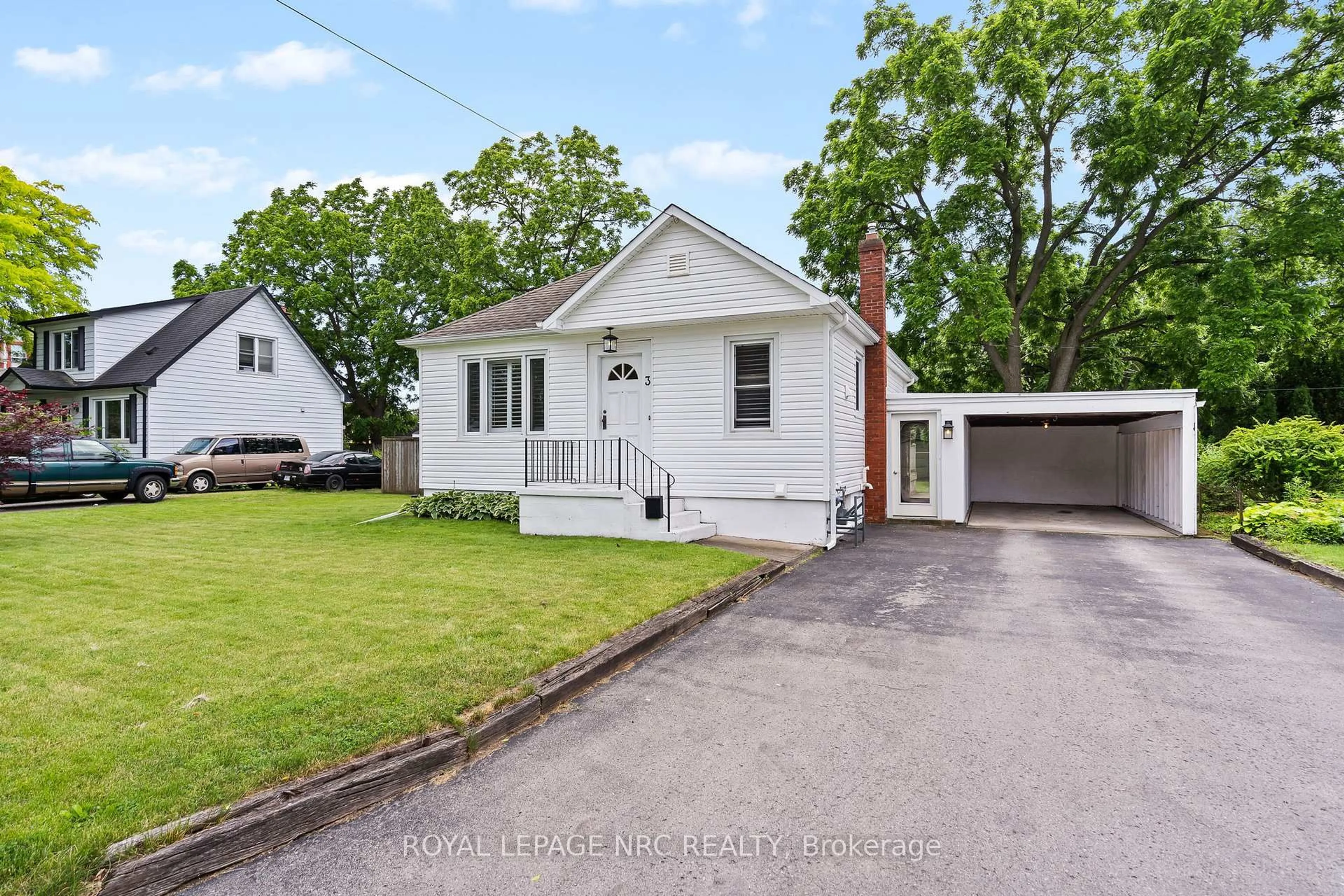 A pic from outside/outdoor area/front of a property/back of a property/a pic from drone, street for 3 Philpark Rd, St. Catharines Ontario L2N 4E4
